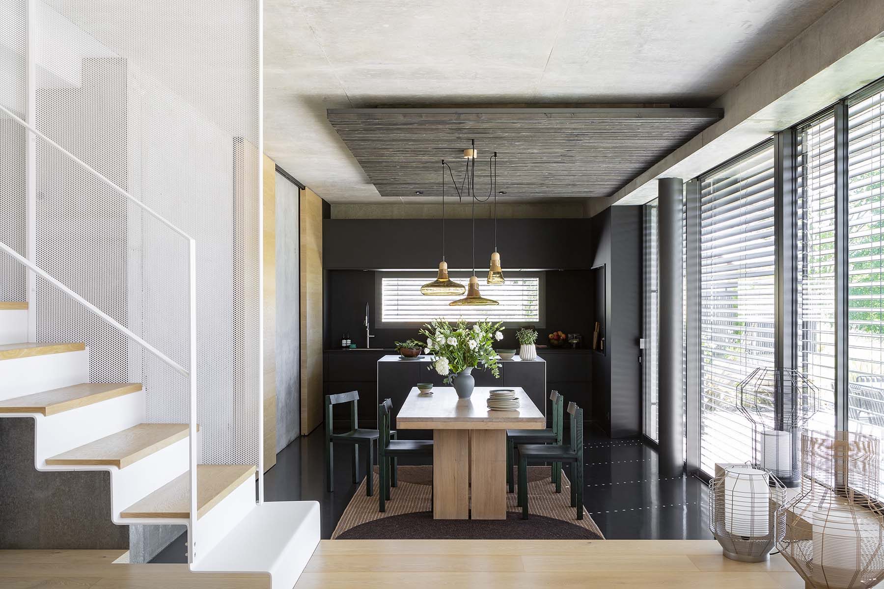 cuisine-sur-mesure-dans-maison-d-architecte-annecy-perene