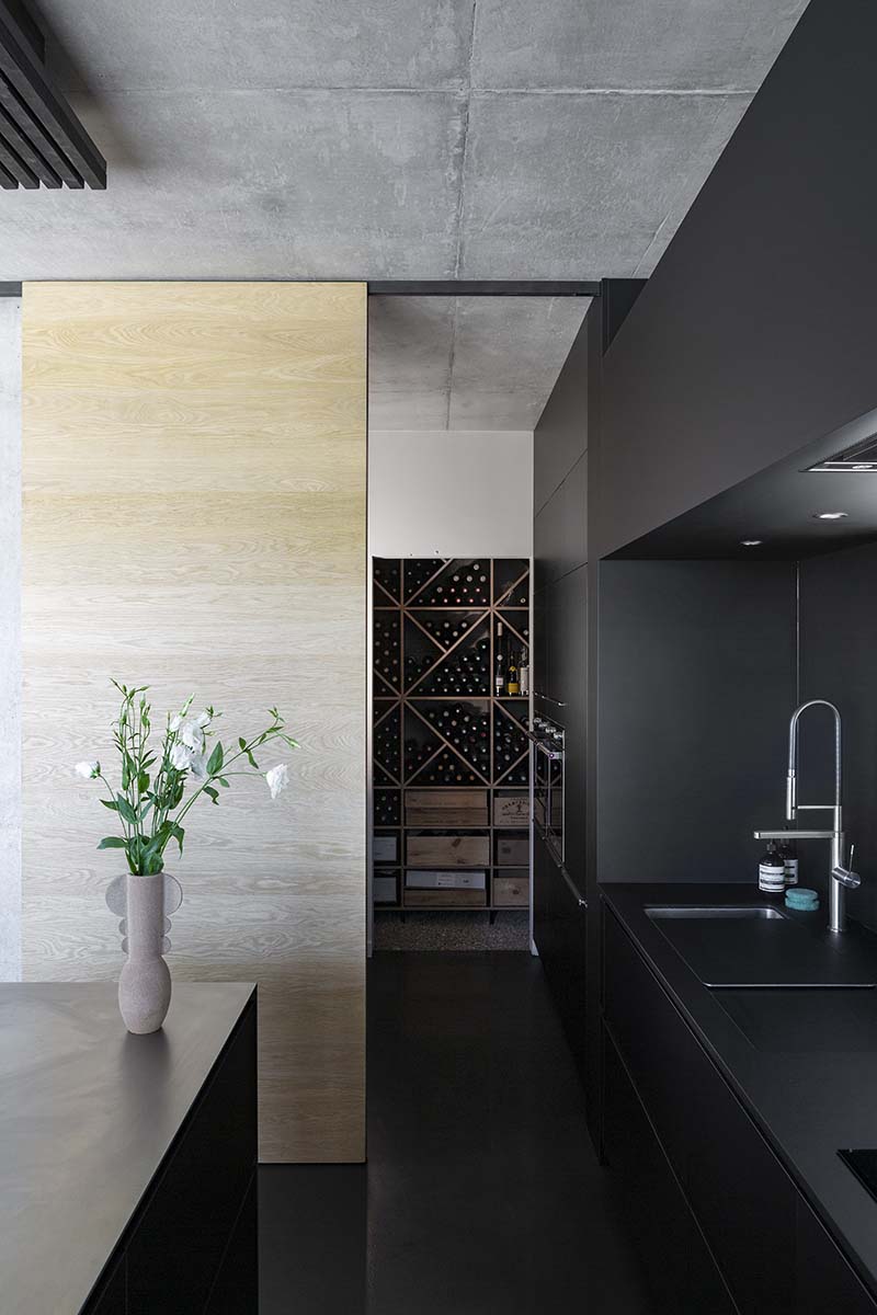 cuisine-noir-mat-et-bois-perene