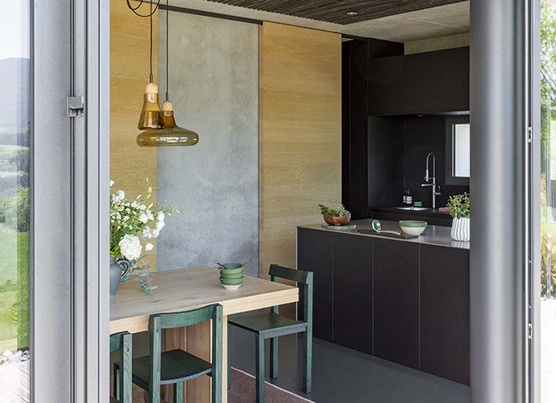 Cuisine-ilot-ouverte-noir-mat-et-inox-perene