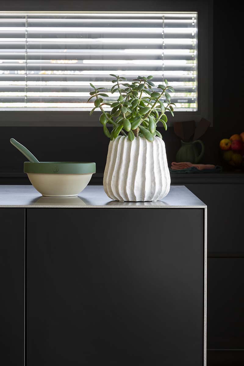 ilot-cuisine-noir-mat-perene