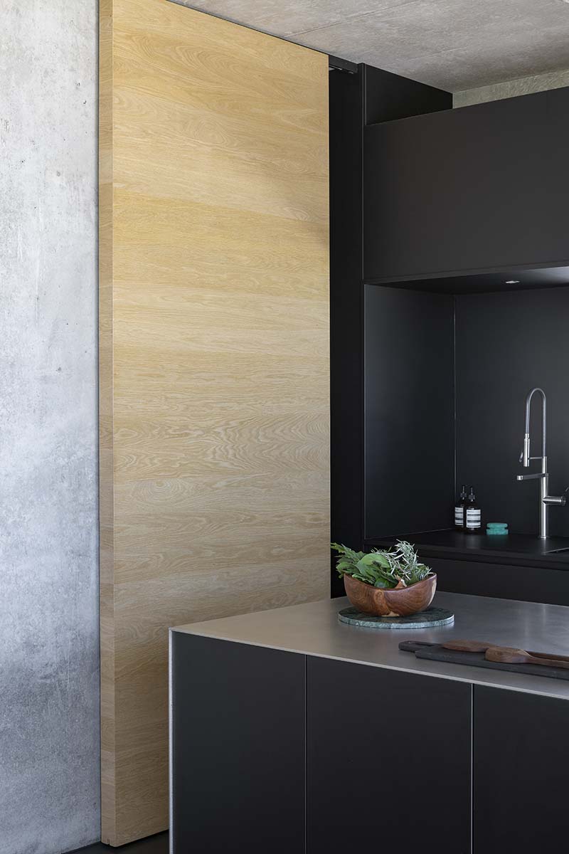 ilot-de-cuisine-noir-et-inox-perene