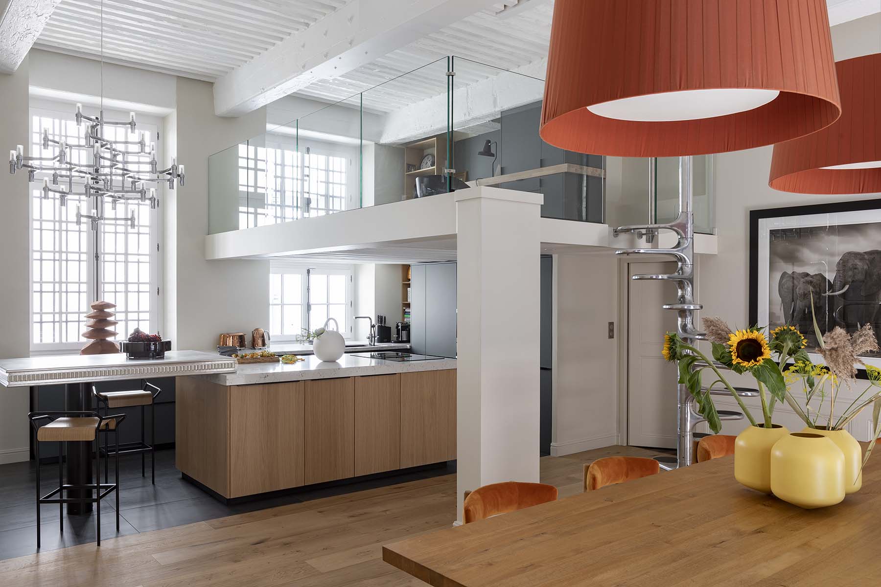 cuisine-ouverte-et-bureau-mezzanine-hotel-particulier-clermont-ferrand-perene