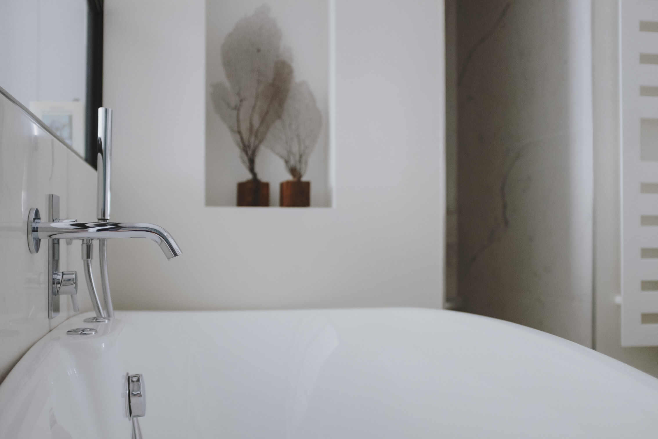 salle-de-bain-gres-cerame-effet-marbre-blanc-perene