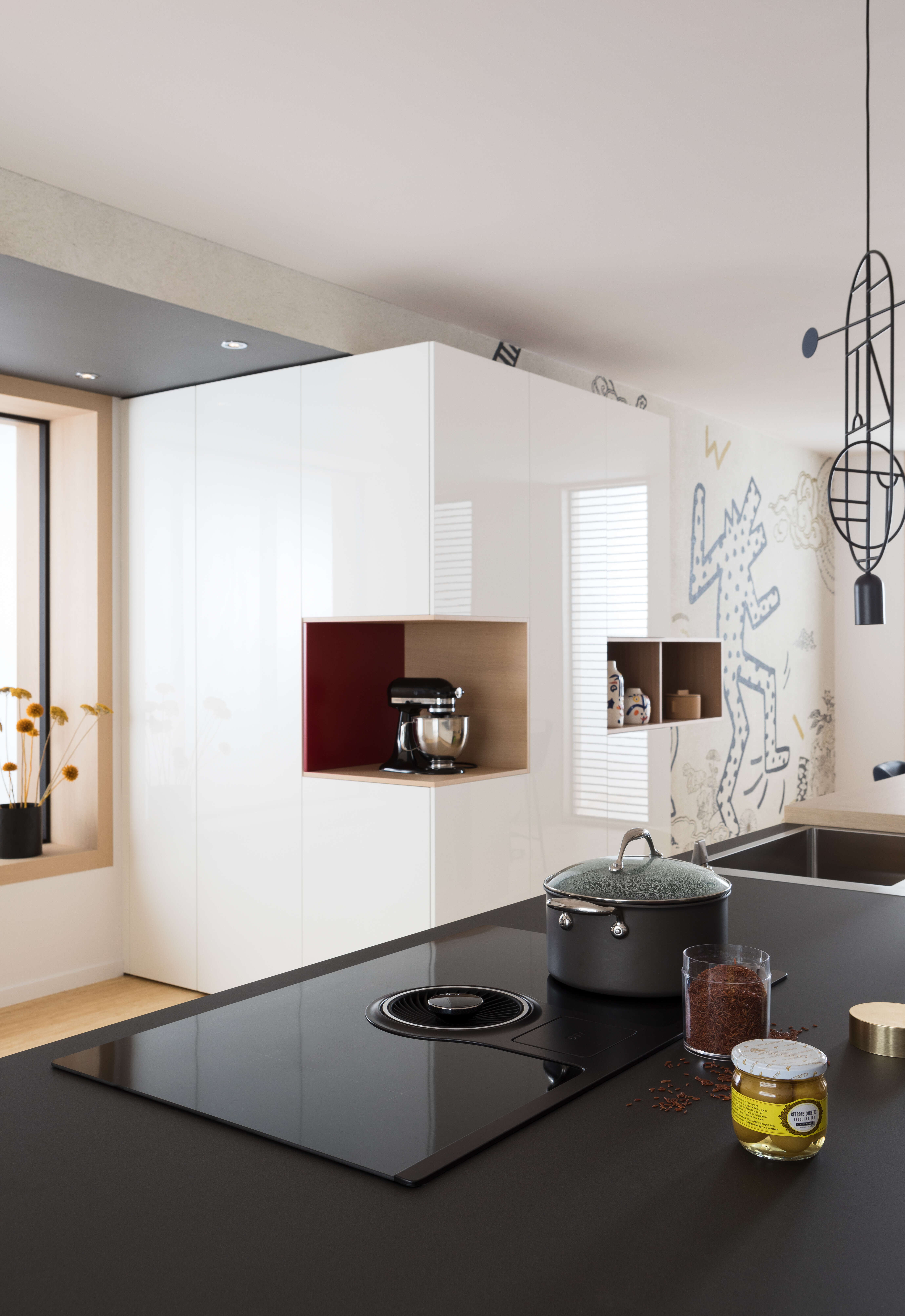 plaque-avec-hotte-integree-dans-cuisine-design-keith-et-arty-perene