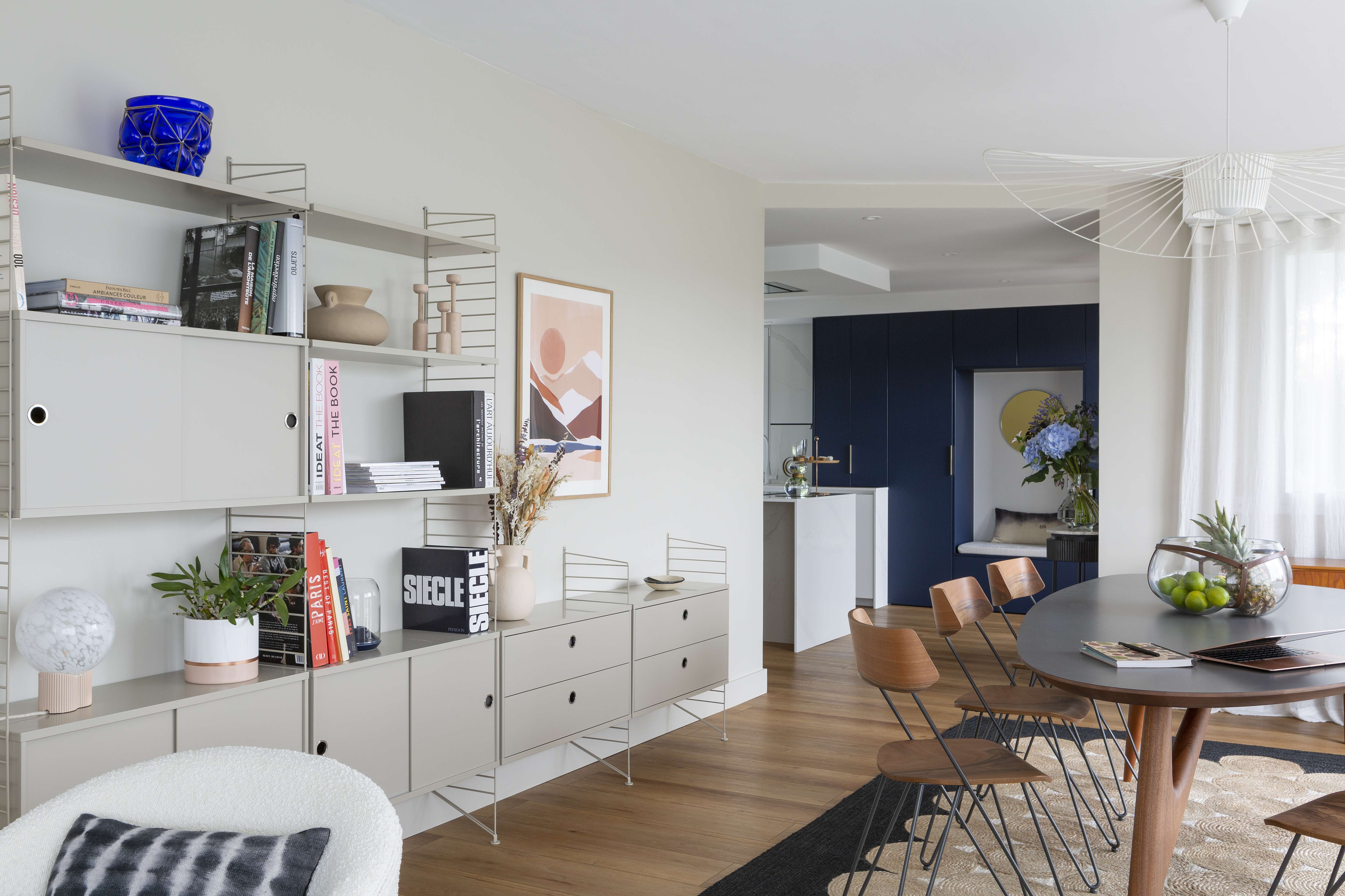 cuisine-design-bleu-ouverte-sur-le-salon