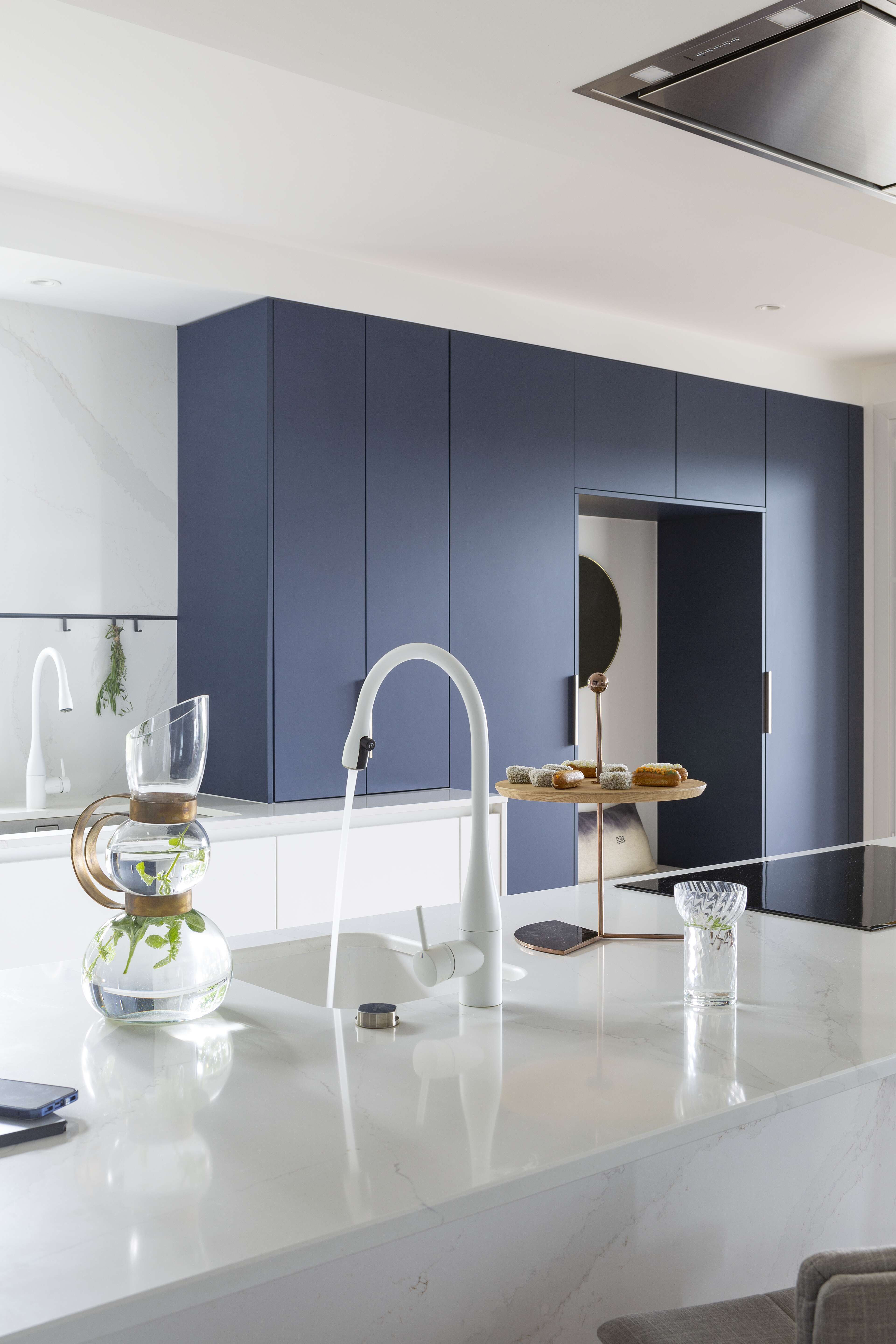 cuisine-design-bleu-et-blanc-ouverte-sur-le-salon-perene