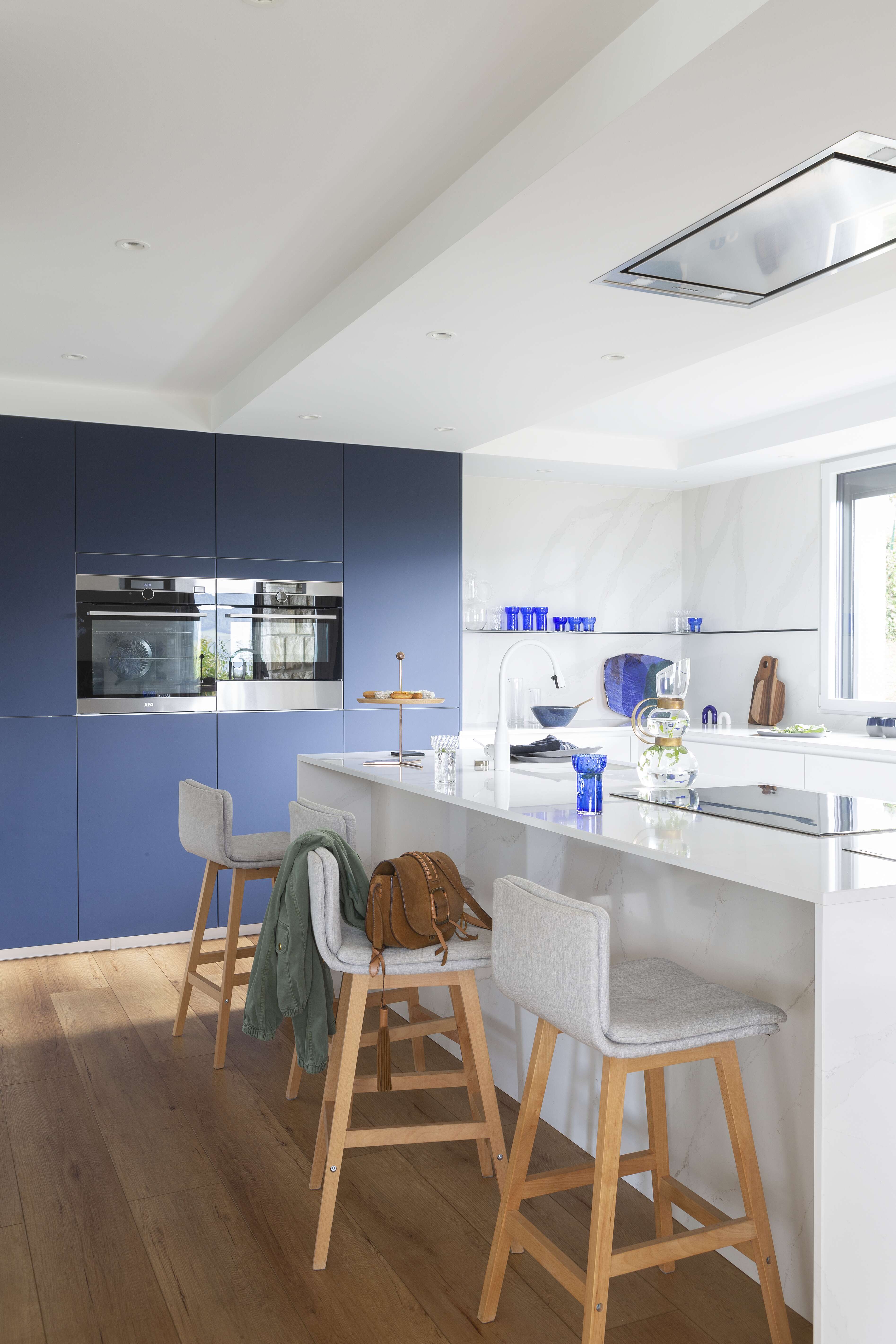 ilot-de-cuisne-blanc-et-bleu-perene