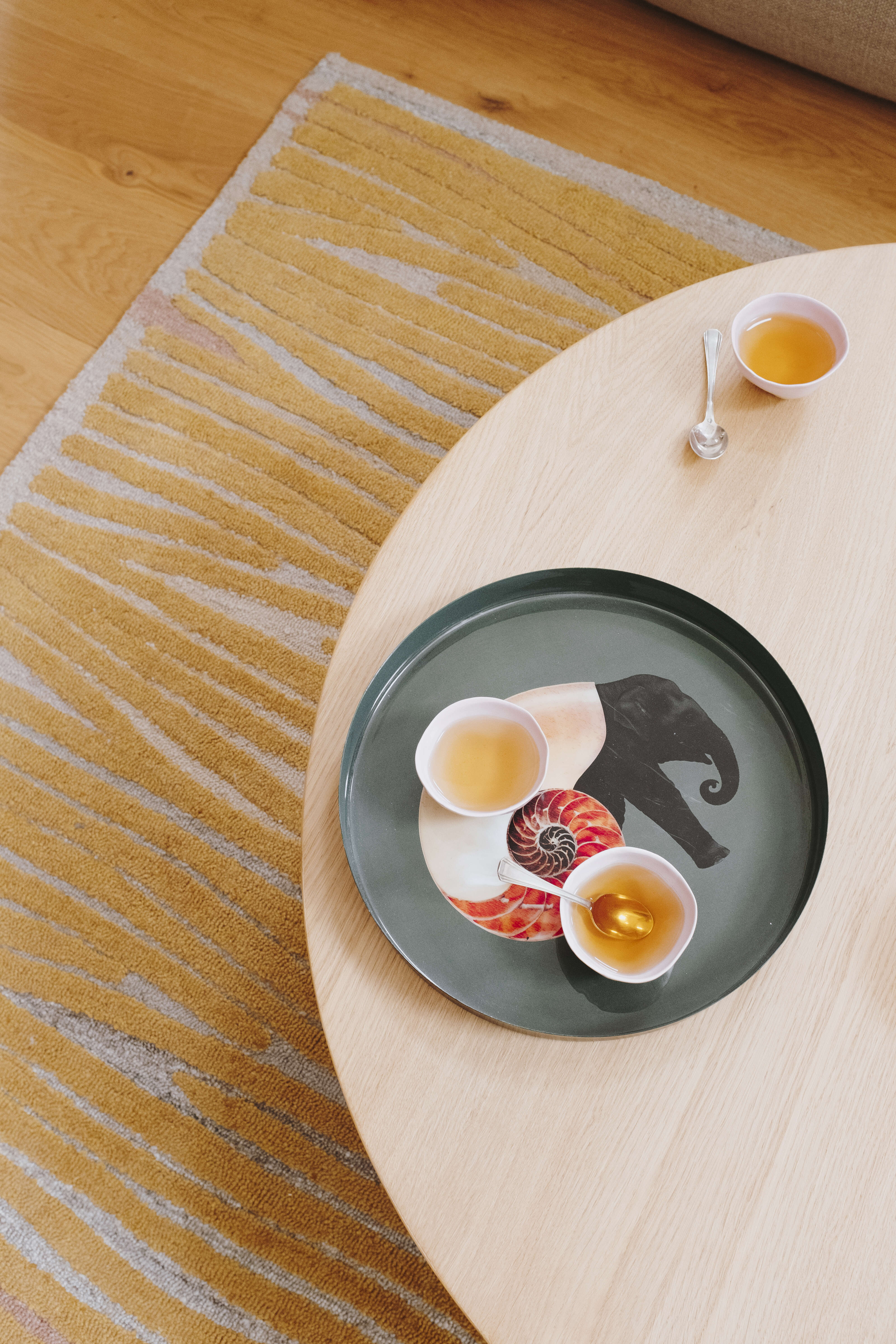 decoration-salon-tapis-toulemonde-bochart-table-kann-design-par-perene