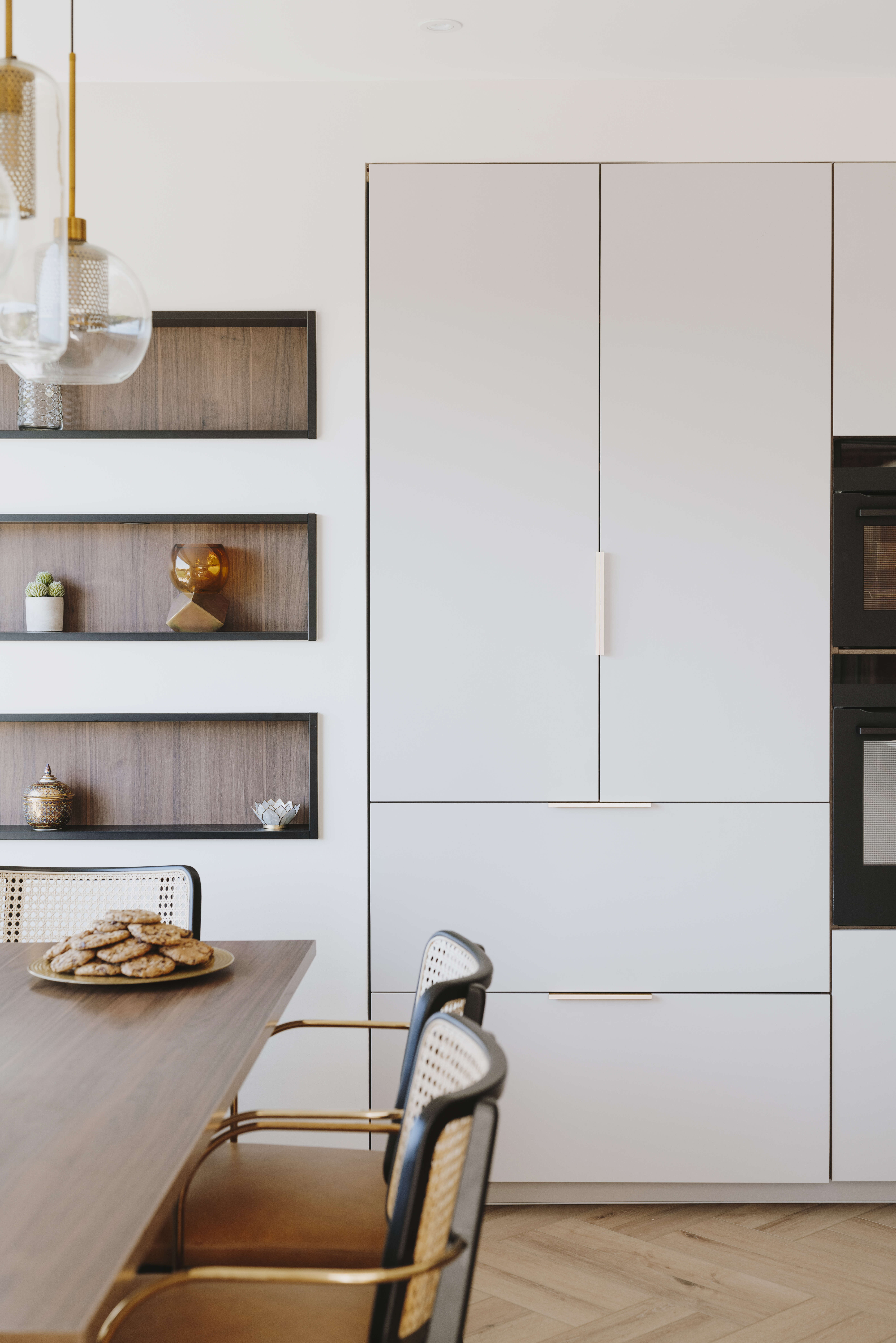 armoire-cuisine-design-blanc-bois-perene