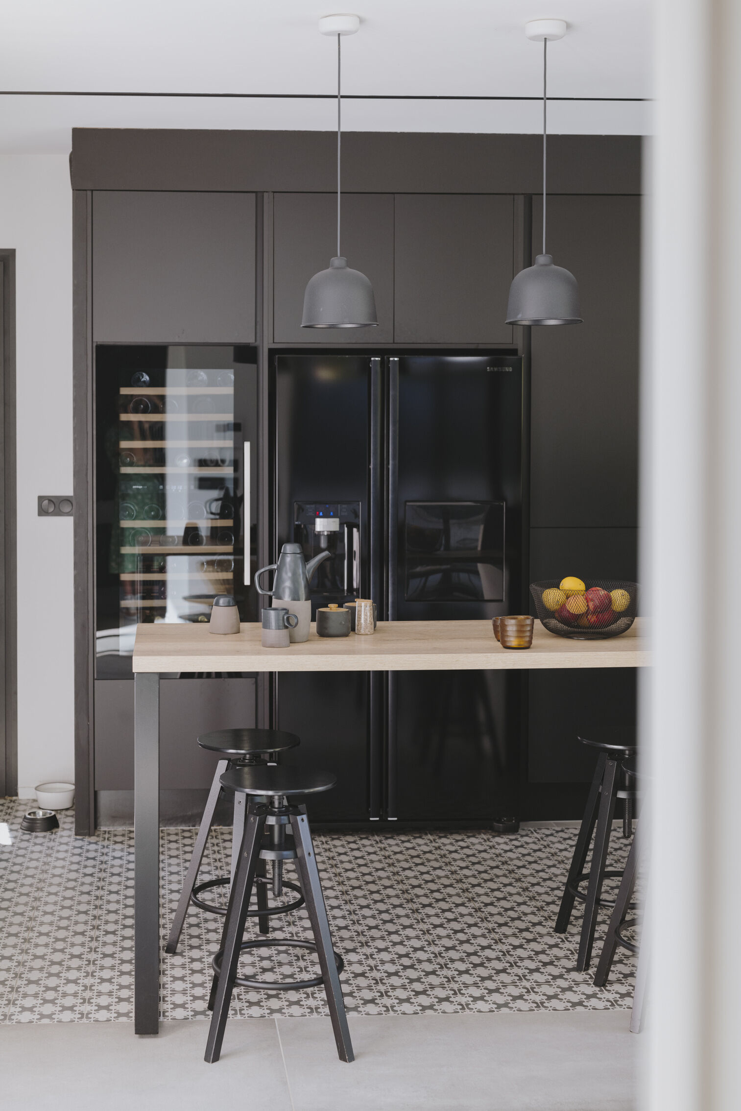 cuisine-avec-table-haute-en-chene-perene