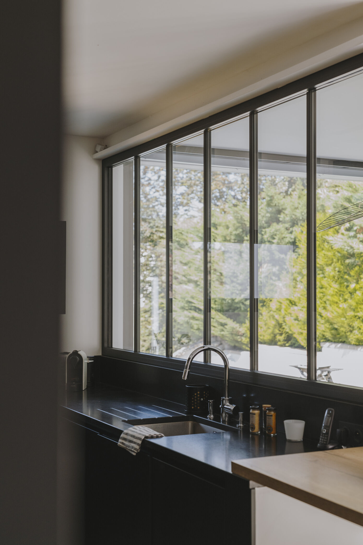 cuisine-contemporaine-dans-maison-architecte-perene