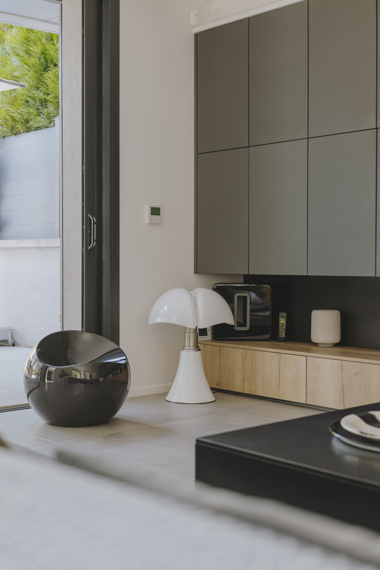 lampe-design-dans-salon-contemporain-perene