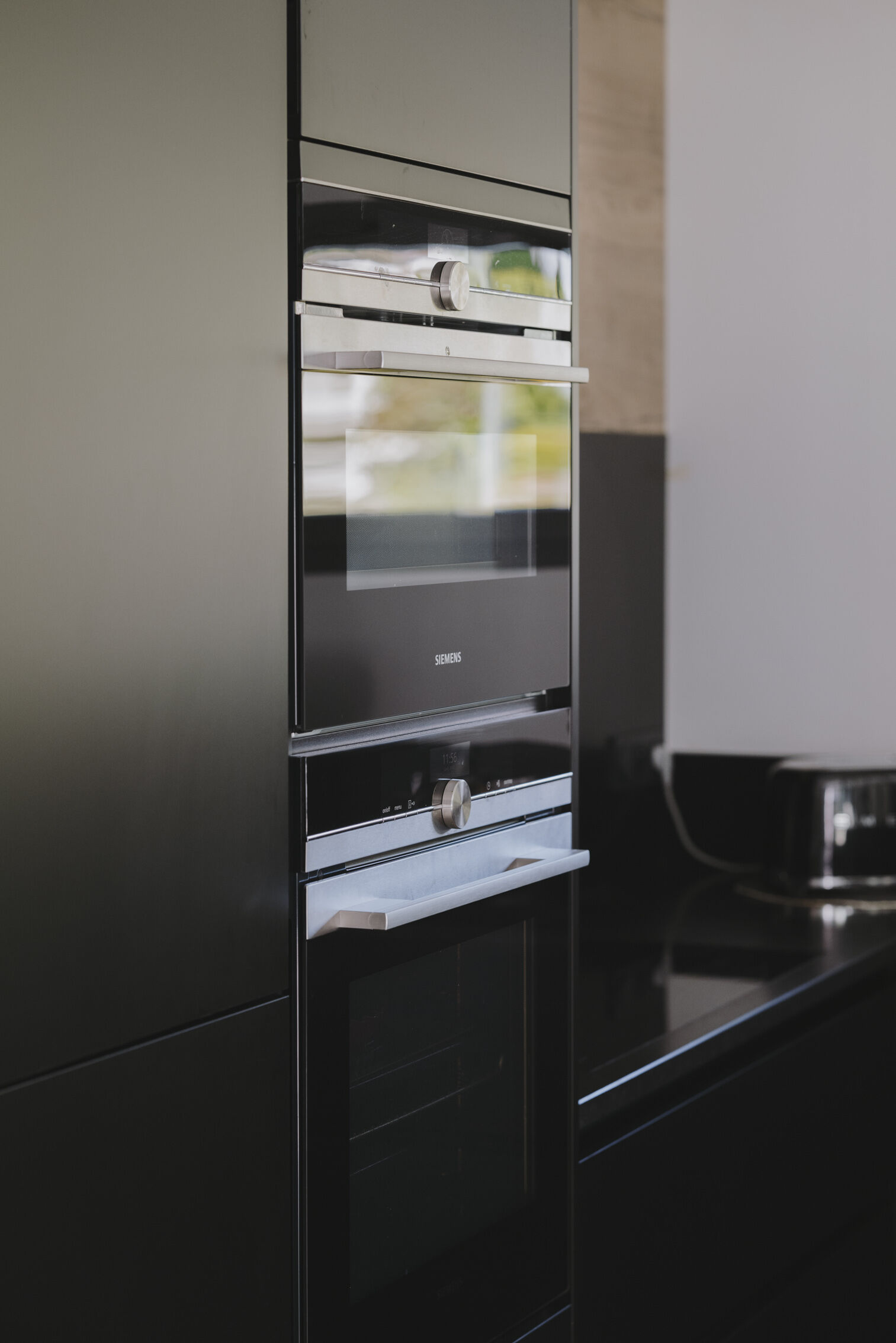 rangements-noir-mat-dans-cuisine-contemporaine-perene