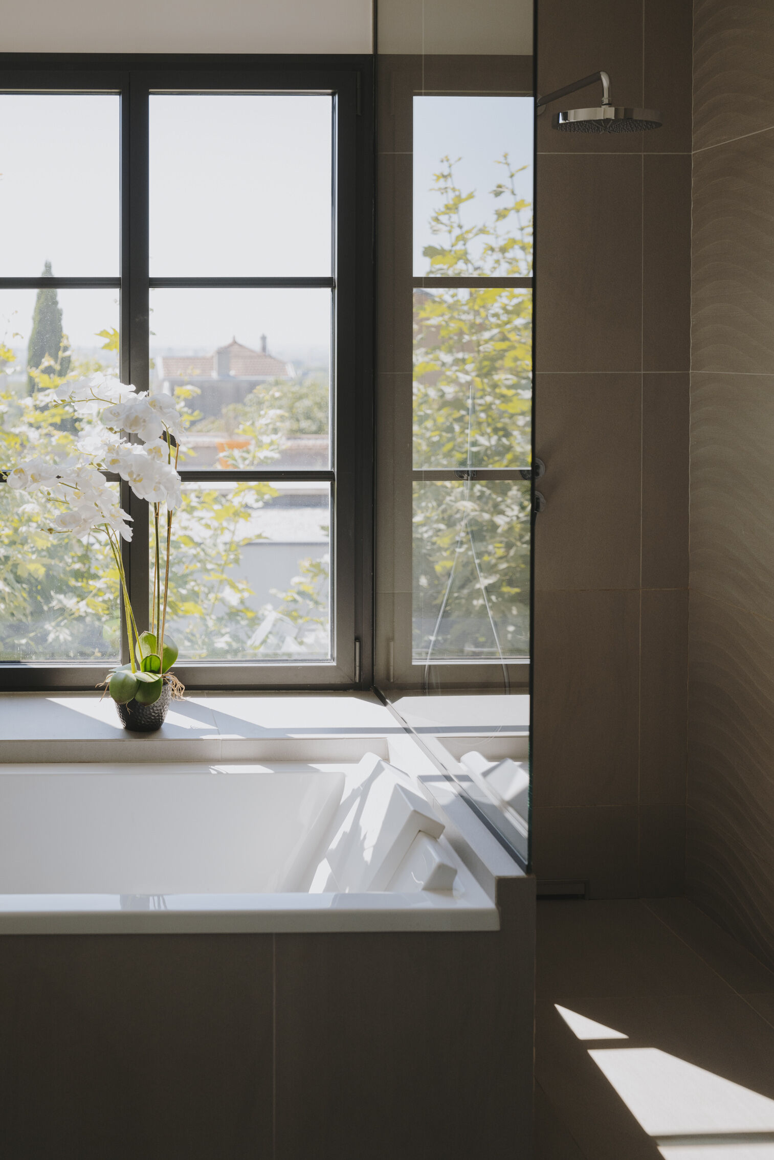 salle-de-bain-lumineuse-avec-vue-sur-exterieur-perene