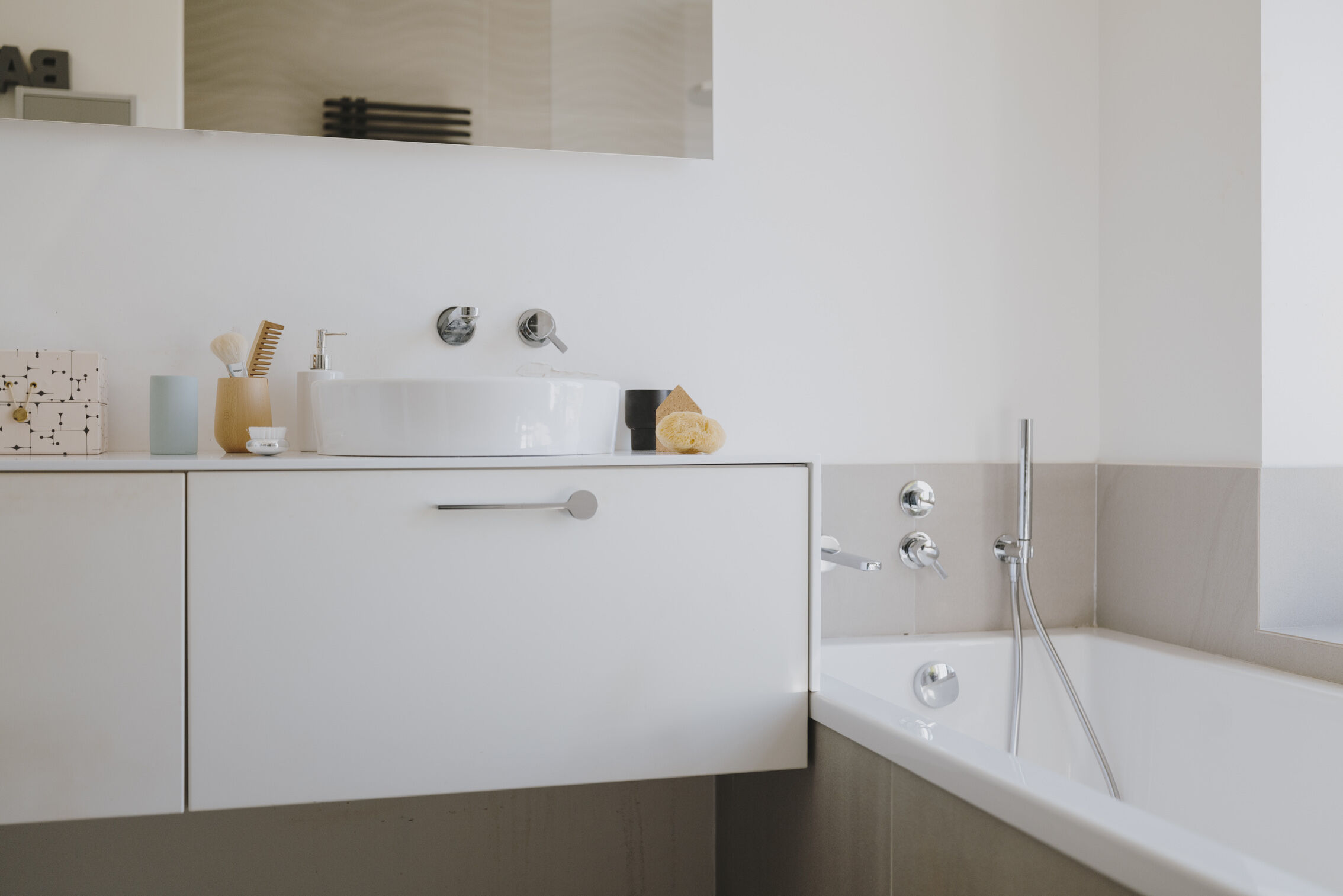 salle-de-bain-minimaliste-blanche-maison-architecte-perene