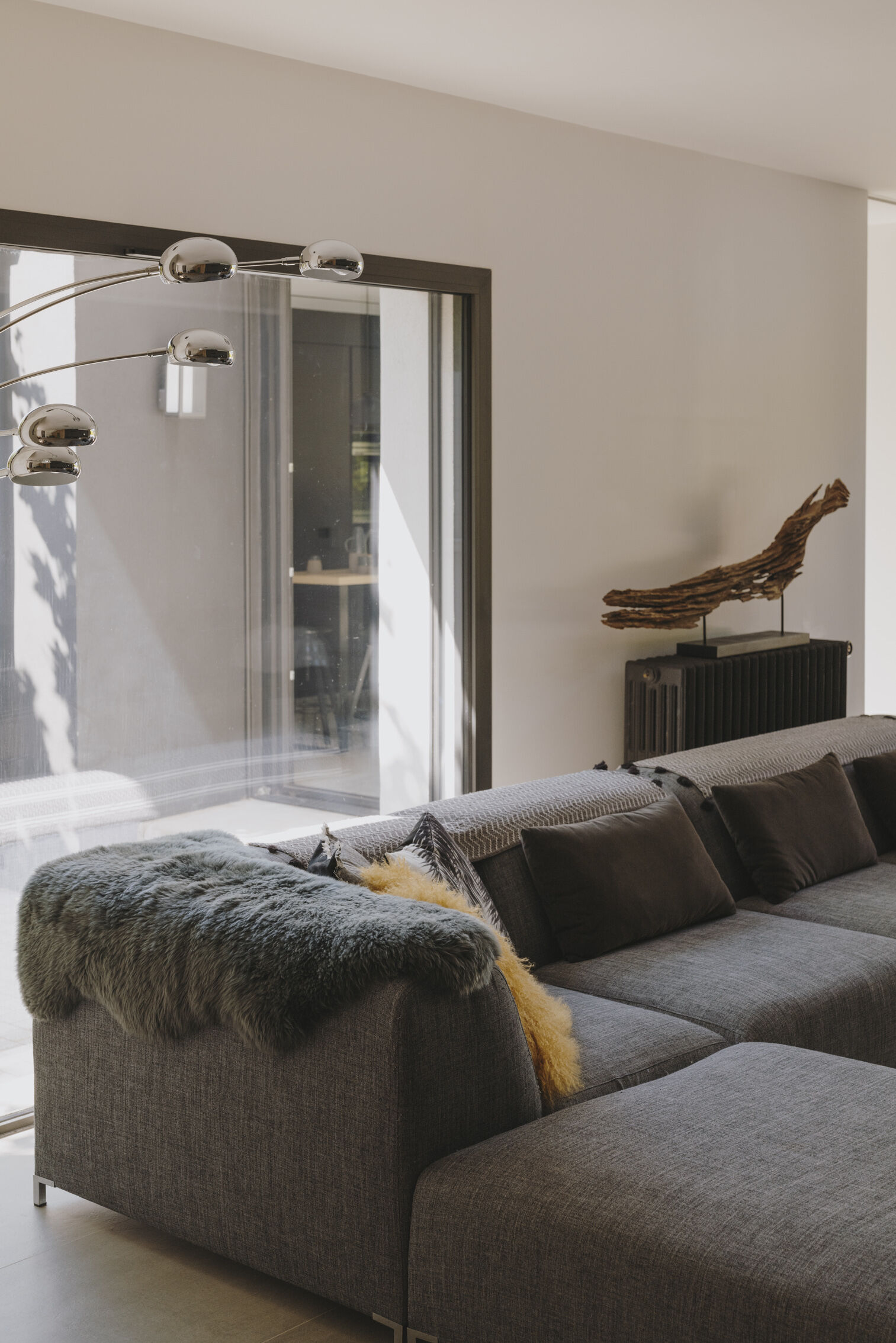 salon-avec-canape-en-angle-dans-maison-architecte-perene