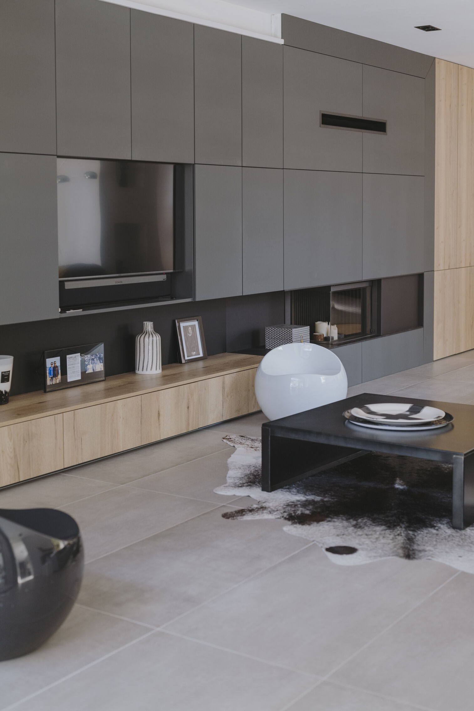 table-noir-mat-dans-salon-contemporain-perene