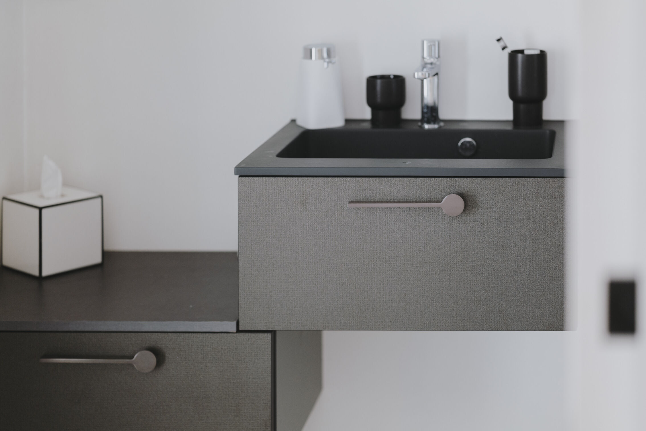 tiroirs-finition-gris-salle-de-bain-design-perene