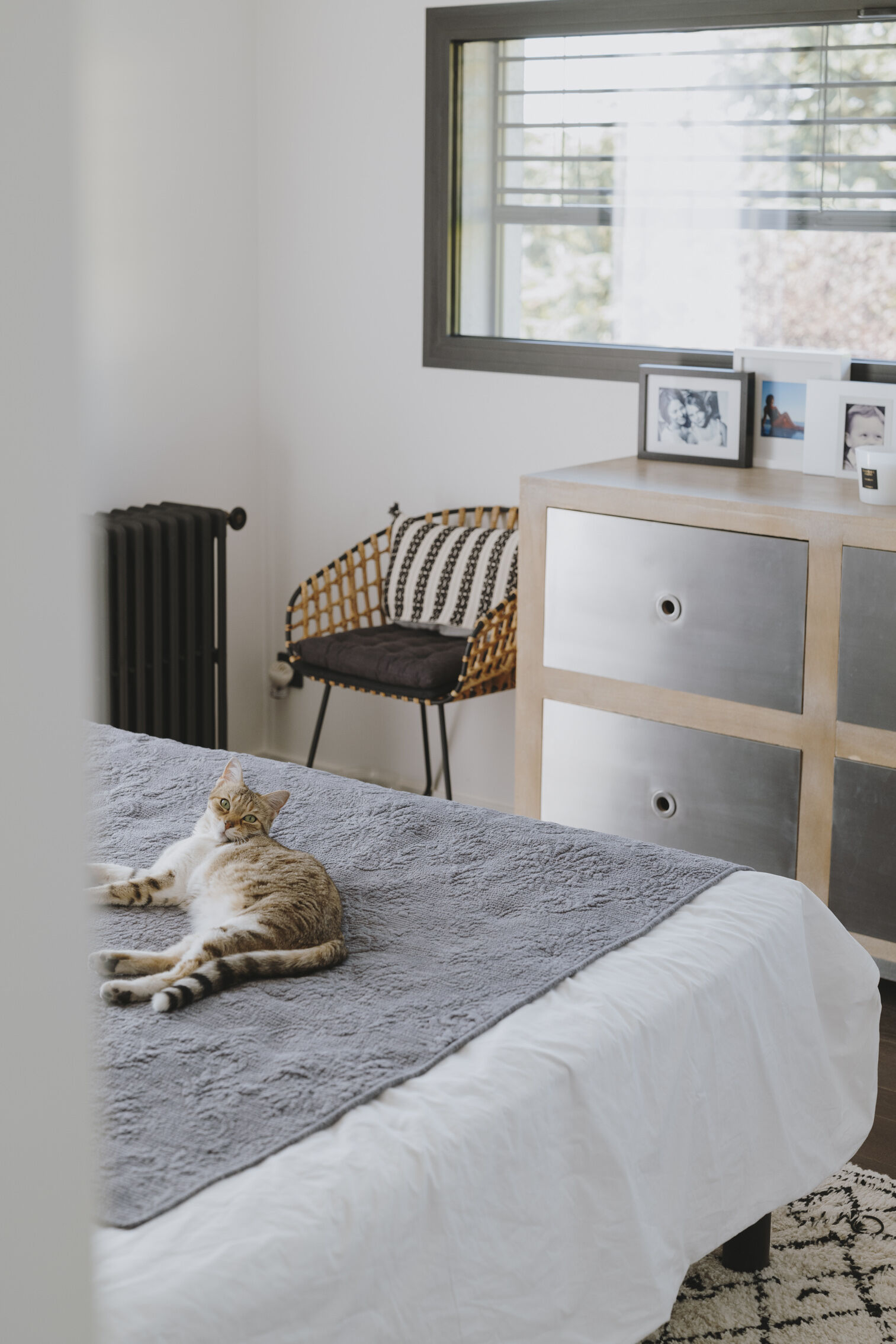 literie-epuree-blanc-et-gris-dans-chambre-parentale-perene