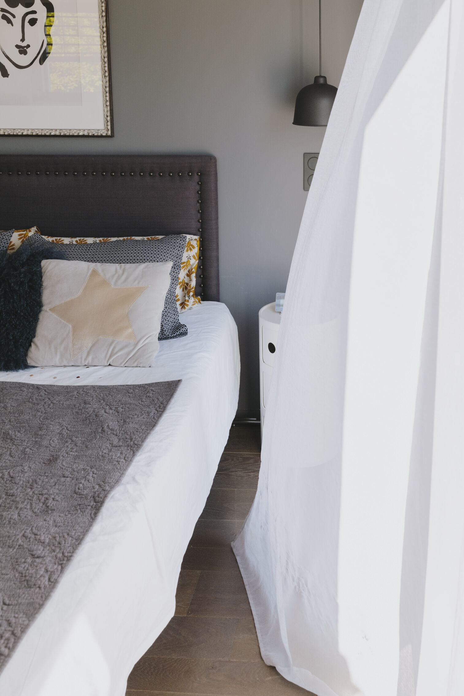 chambre-parentale-lumineuse-dans-maison-contemporaine-perene