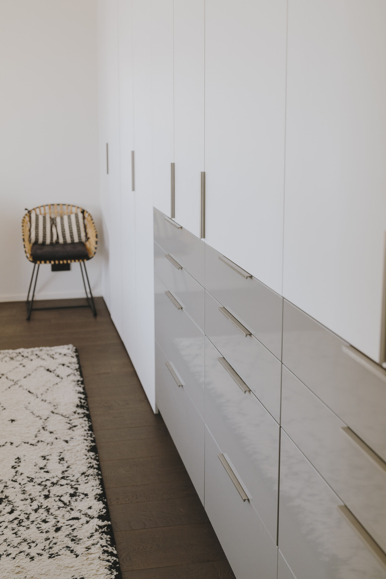 rangements-dressing-bicolore-chambre-parentale-perene