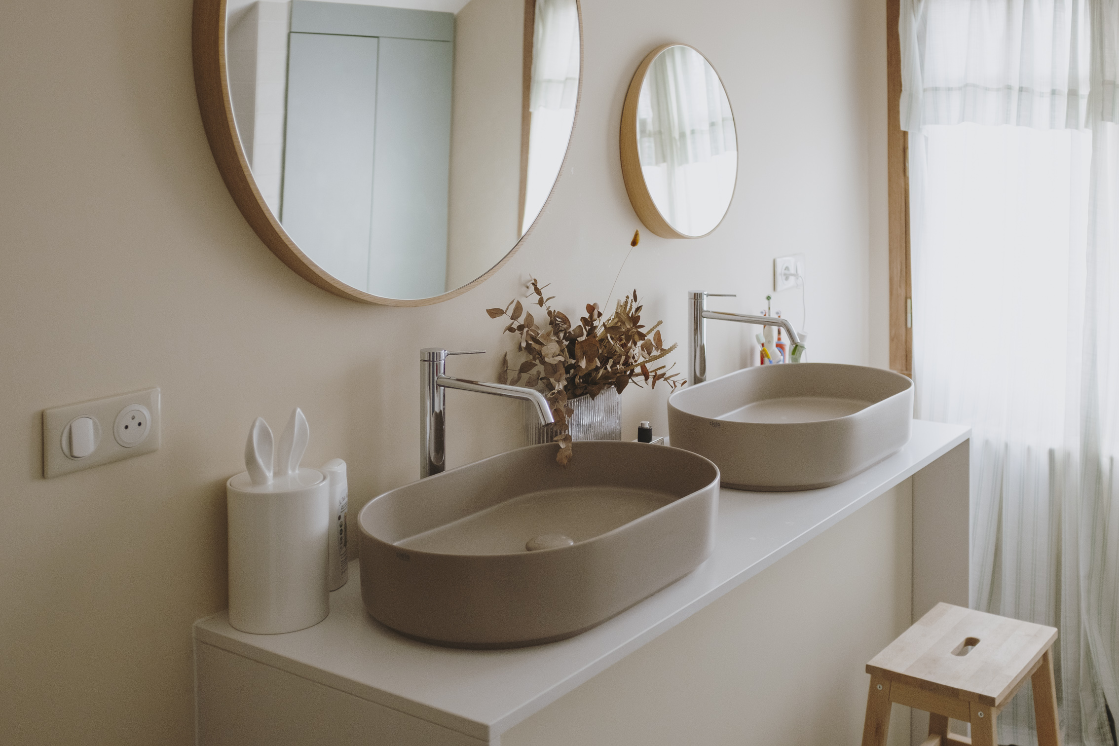 salle-de-bain-design-sous-pente-perene