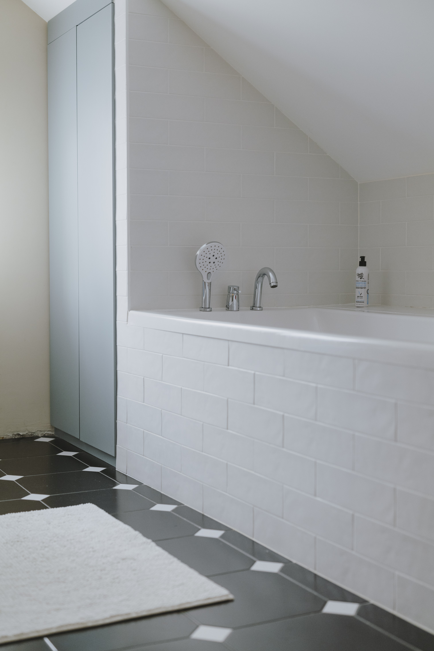 salle-de-bain-baignoire-sous-pente-perene