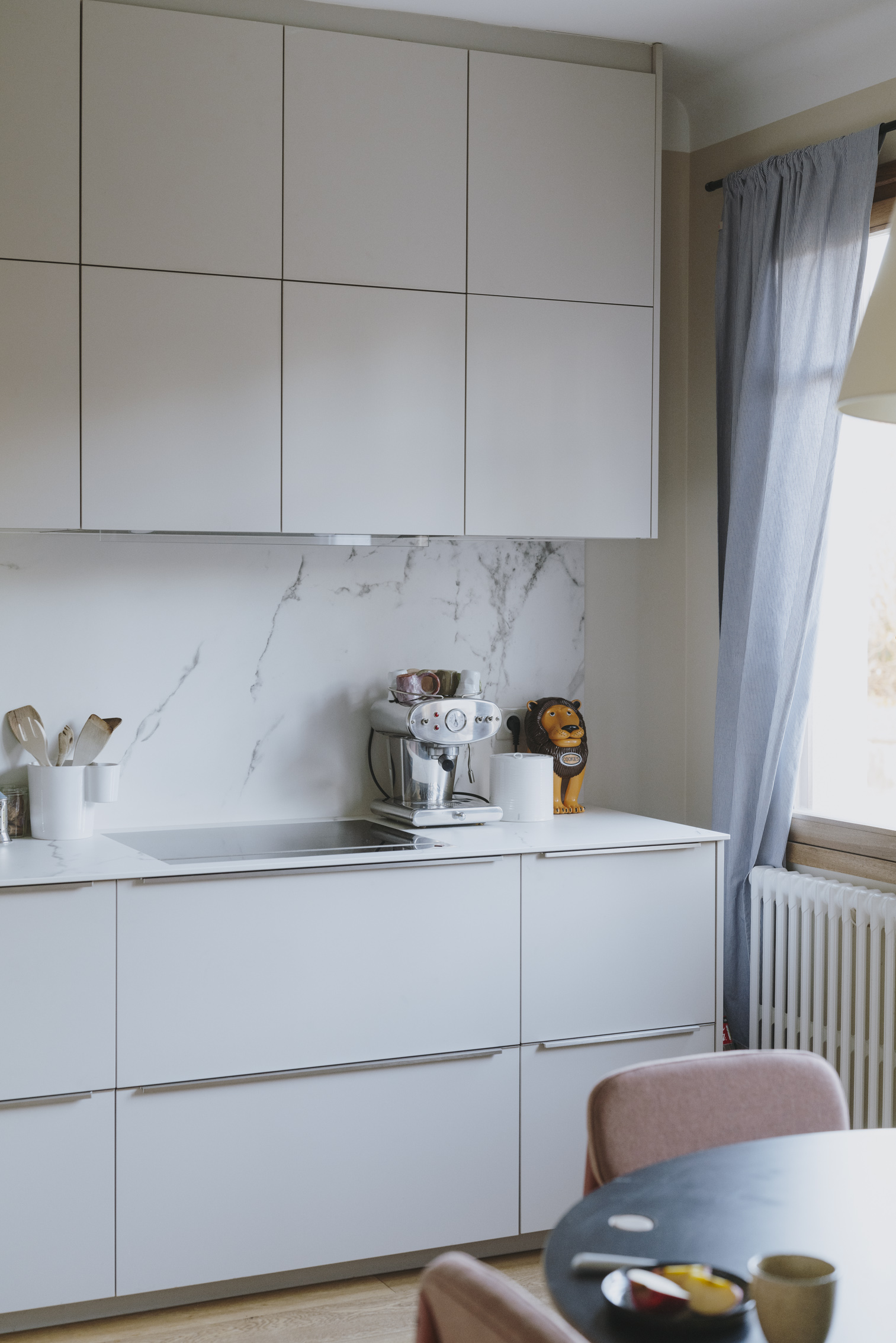 cuisine-design-blanche-marbre-perene