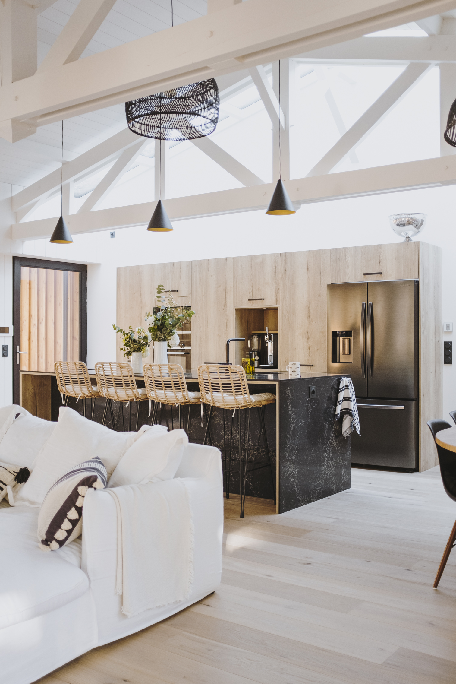 cuisine-ilot-bois-et-marbre-perene