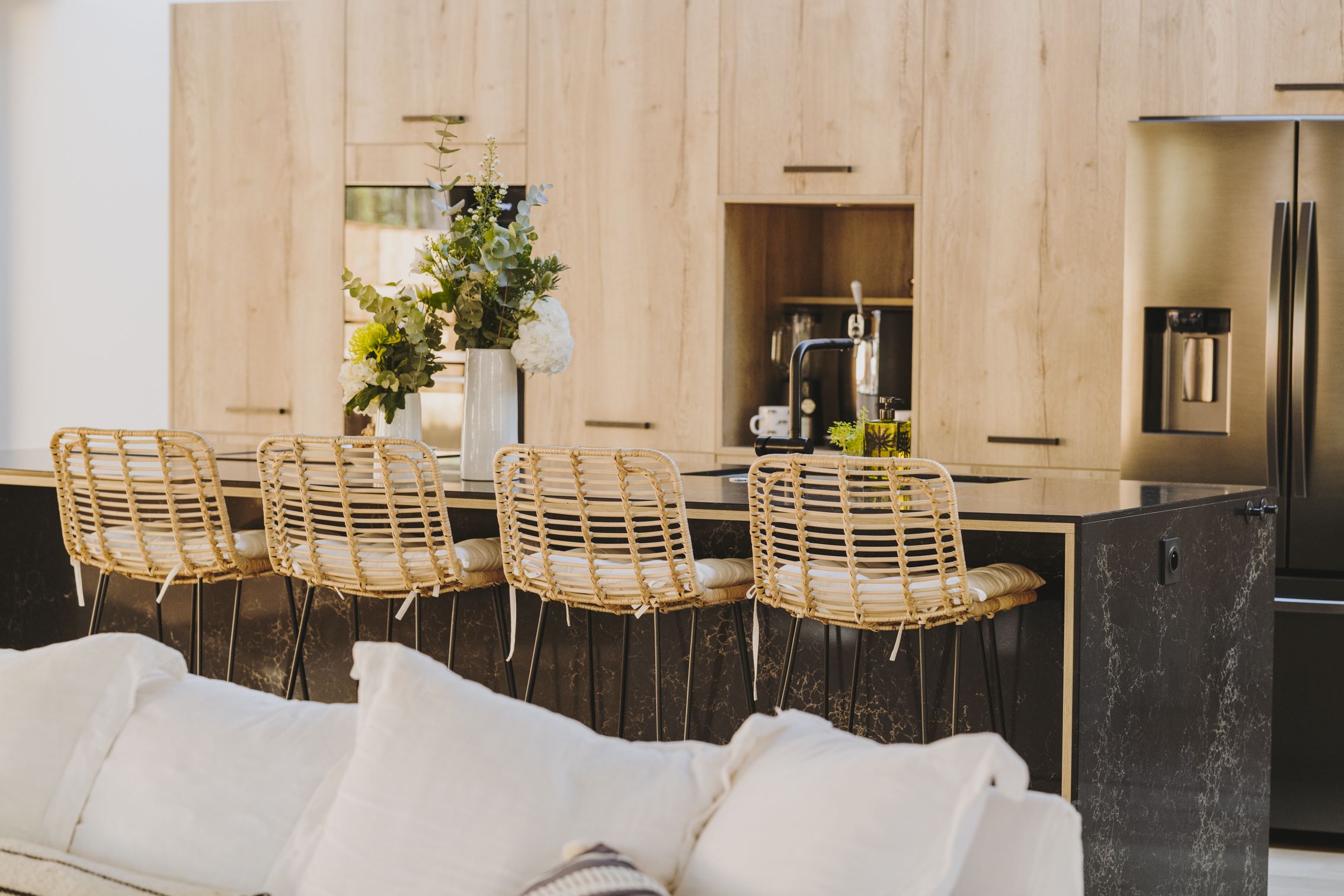 cuisine-design-ilot-noir-bois-marbre-perene