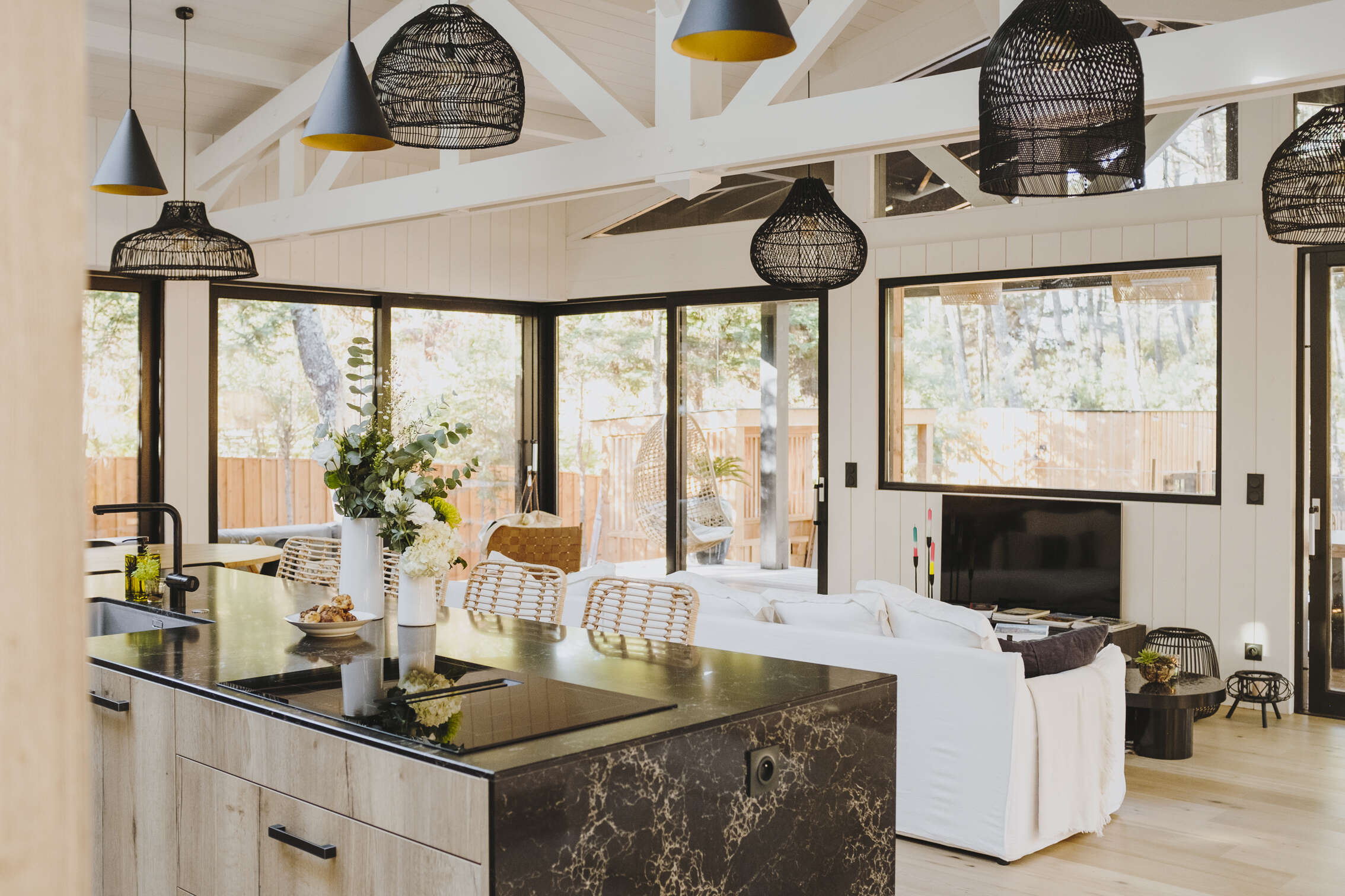 agencement-cuisine-sur-mesure-bois-et-blanc-perene