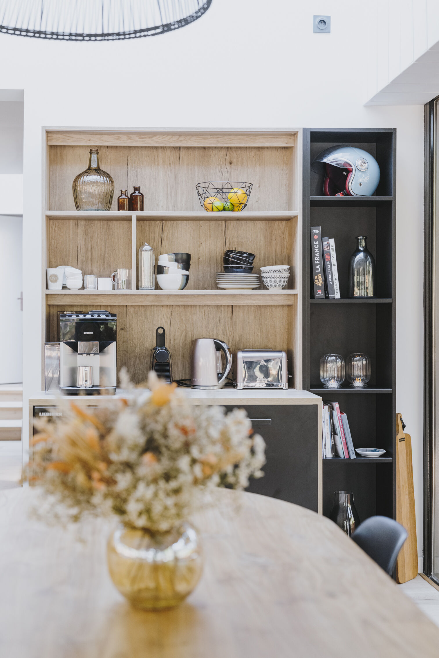 agencement-niches-biclores-pin-et-noir-cuisine-design-perene