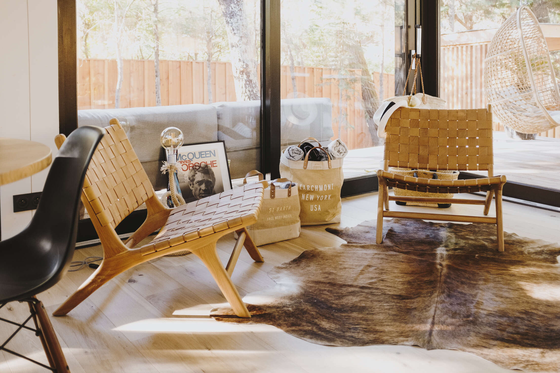 fauteuils-bois-dans-salon-lumineux-et-design-perene