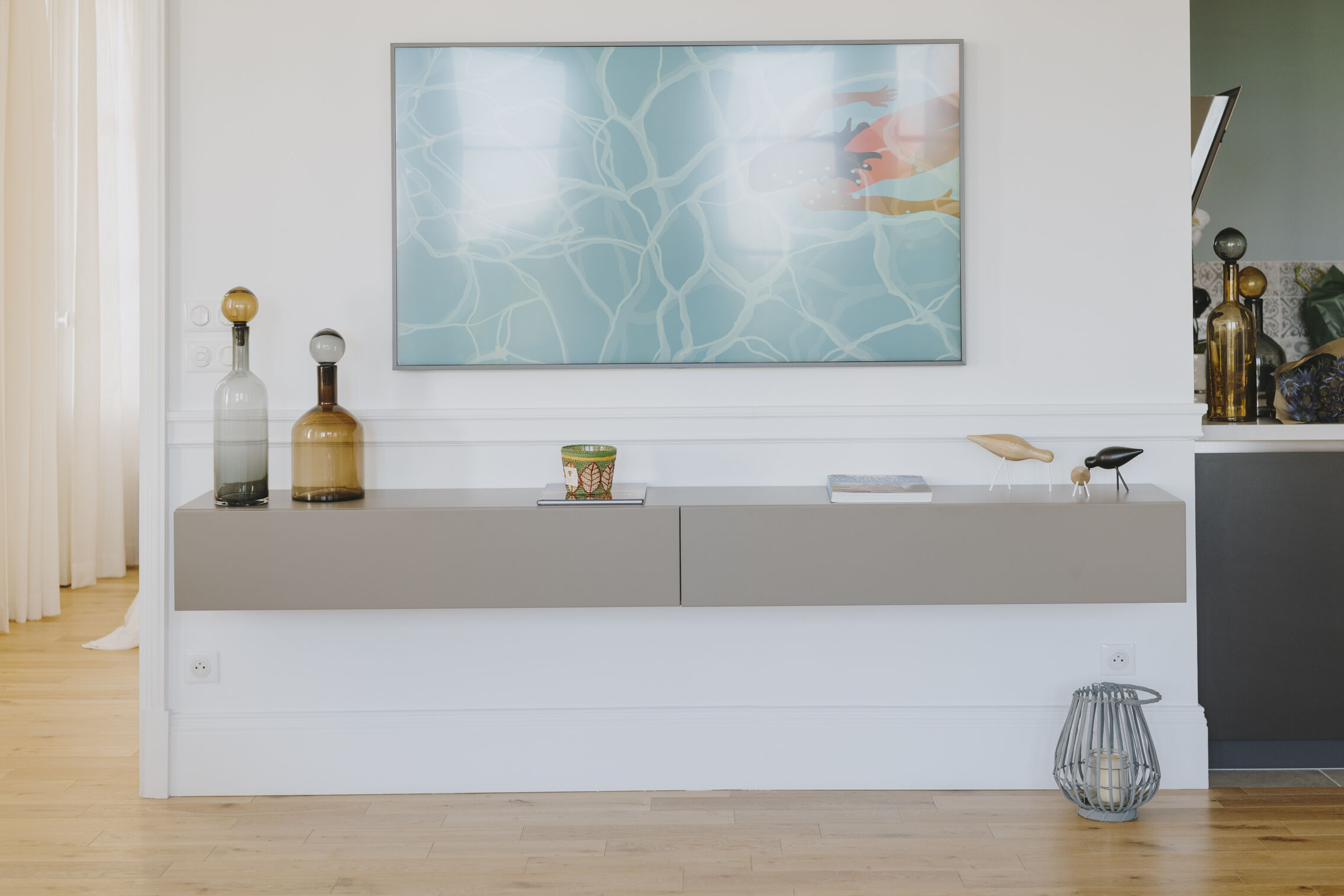 agencement-tele-encastree-dans-salon-design-perene