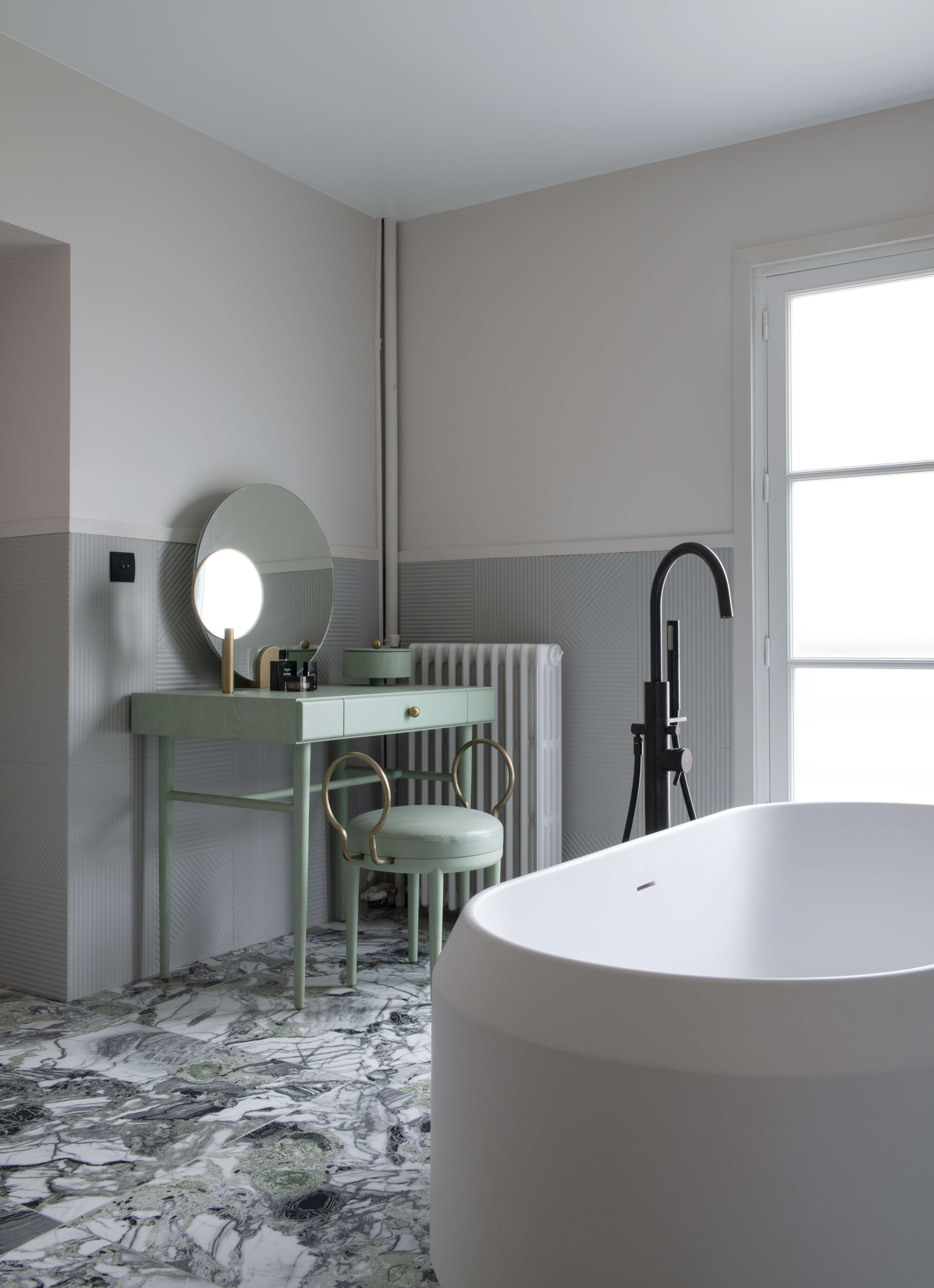 coiffeuse-dans-salle-de-bain-design-perene