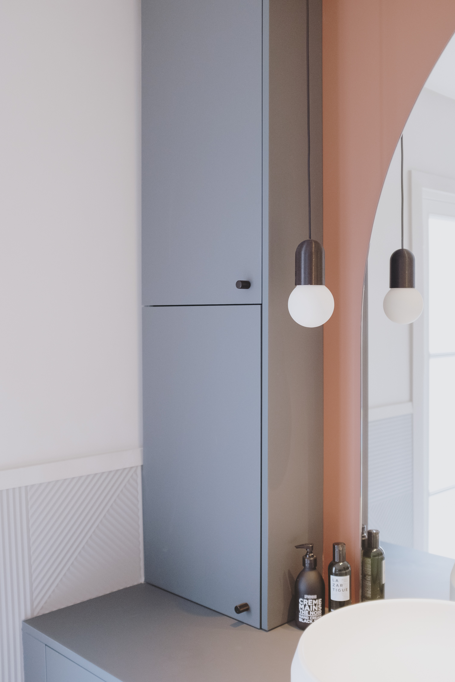 salle-de-bain-design-et-coloree-perene