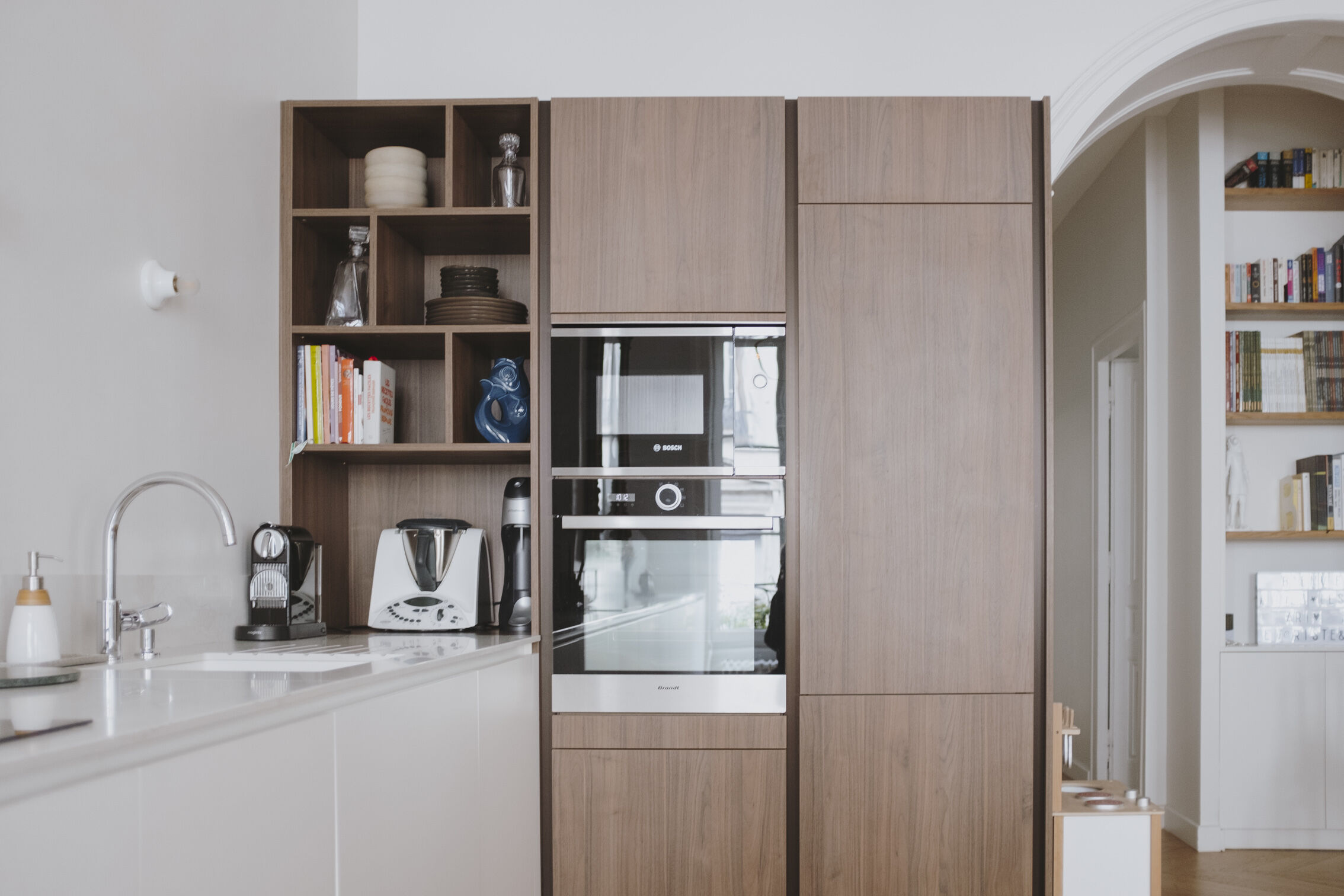 electromenager-encastres-dans-meuble-en-bois-perene