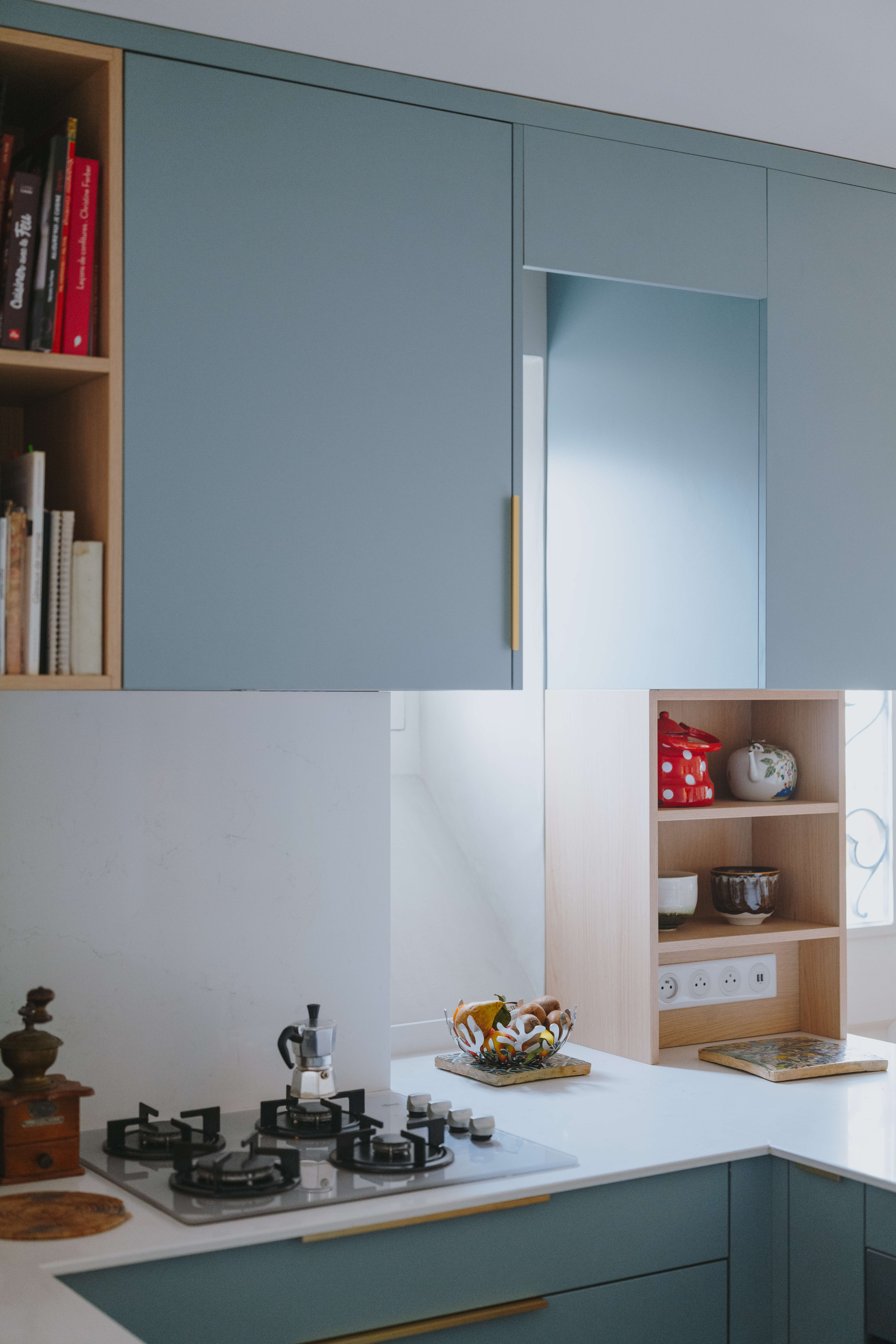 gazinière-dans-cuisine-lumineuse-bleue-perene