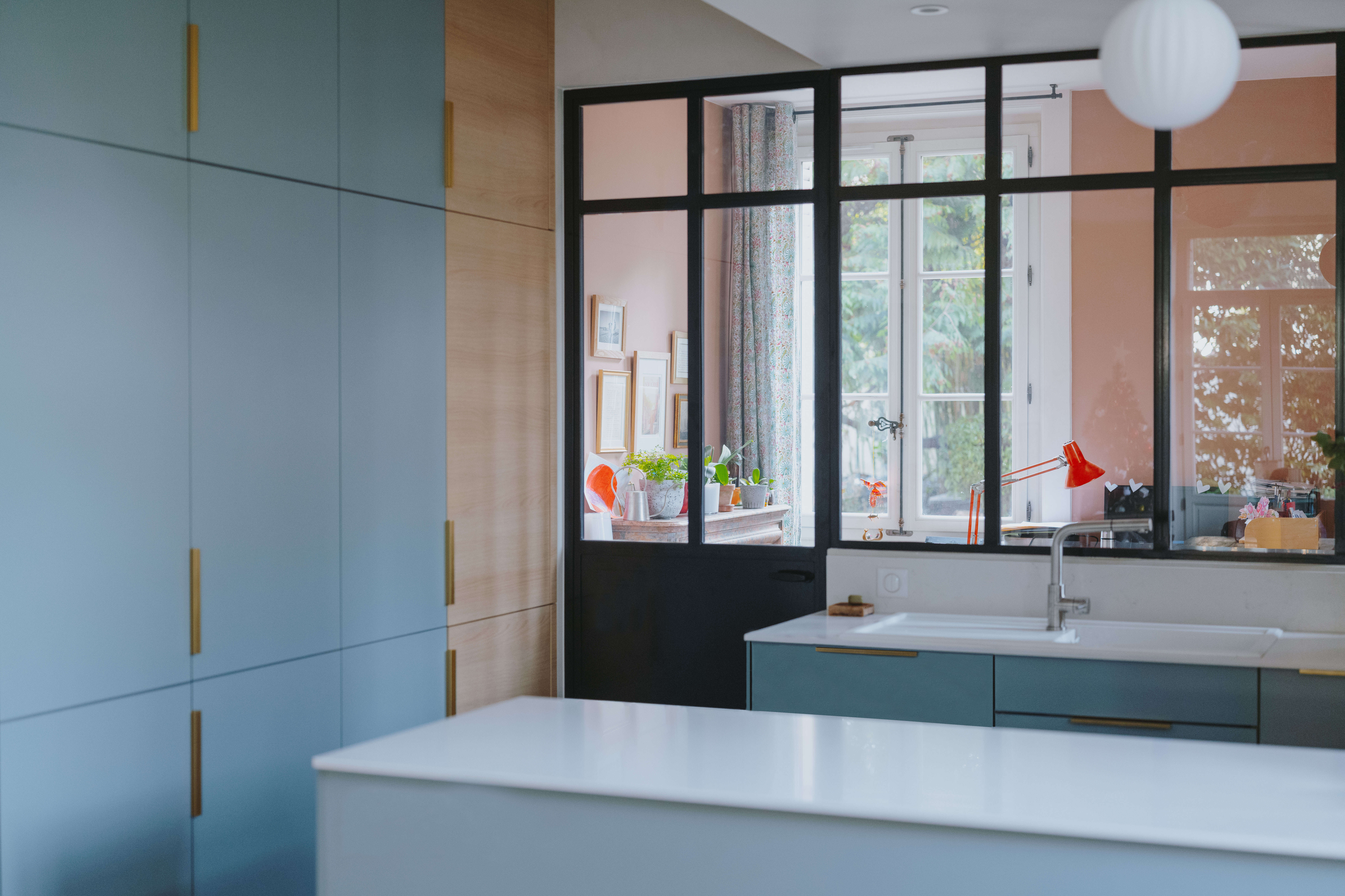 rangements-cuisine-sur-mesure-finition-bleu-claire-perene