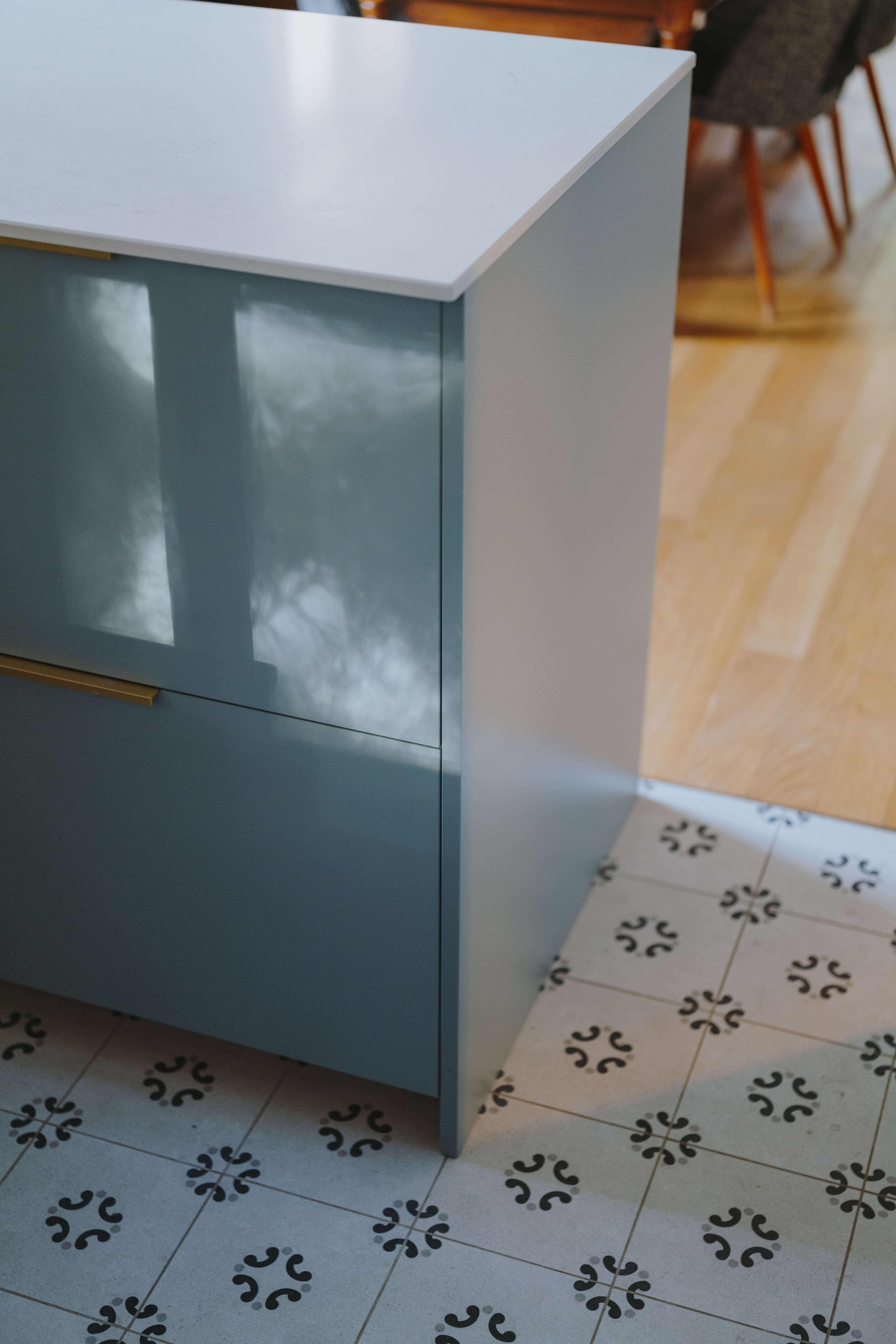 sol-a-carreaux-et-parquet-en-bois-dans-cuisine-perene