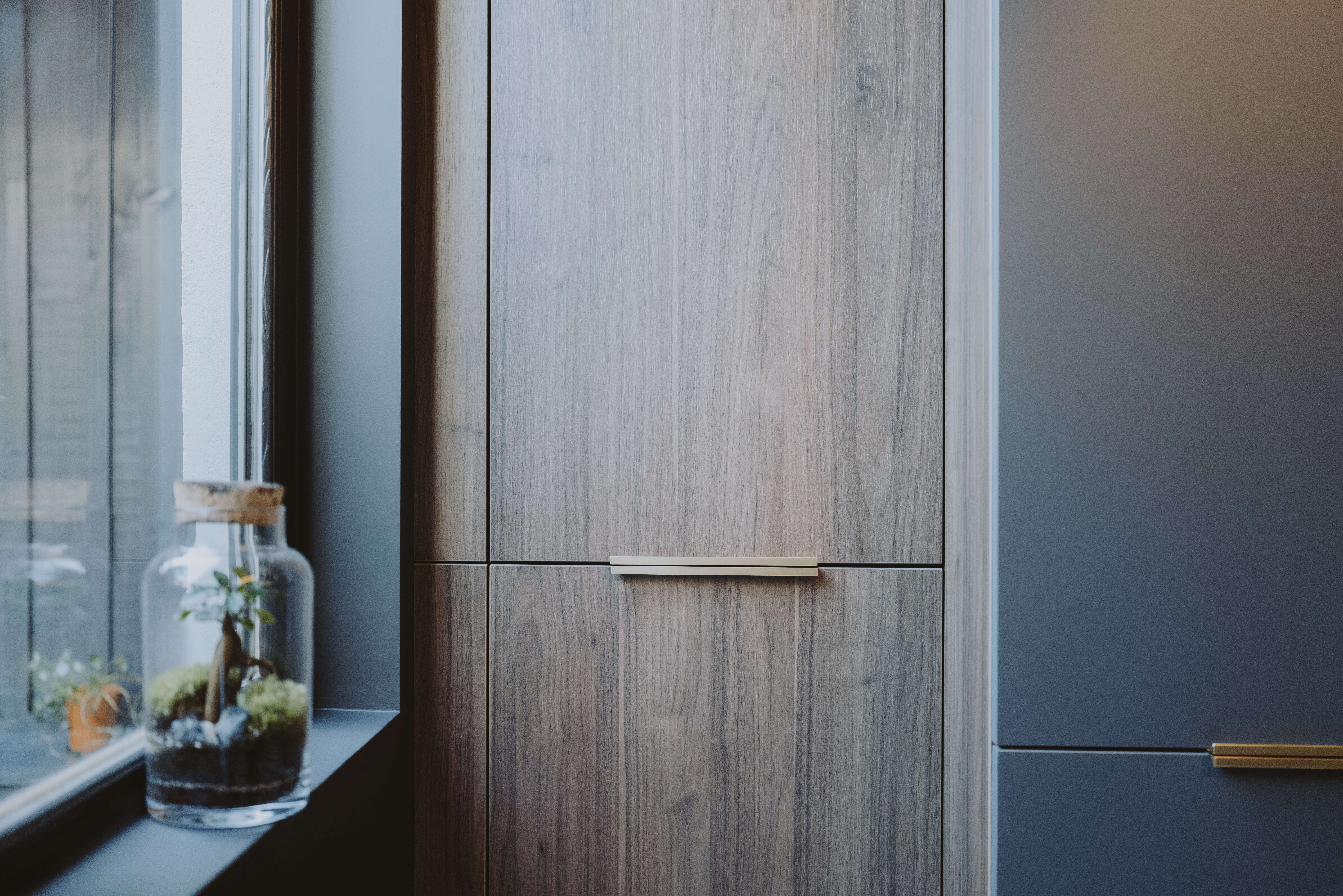 colonnes-cuisine-noir-noyer-laiton-perene