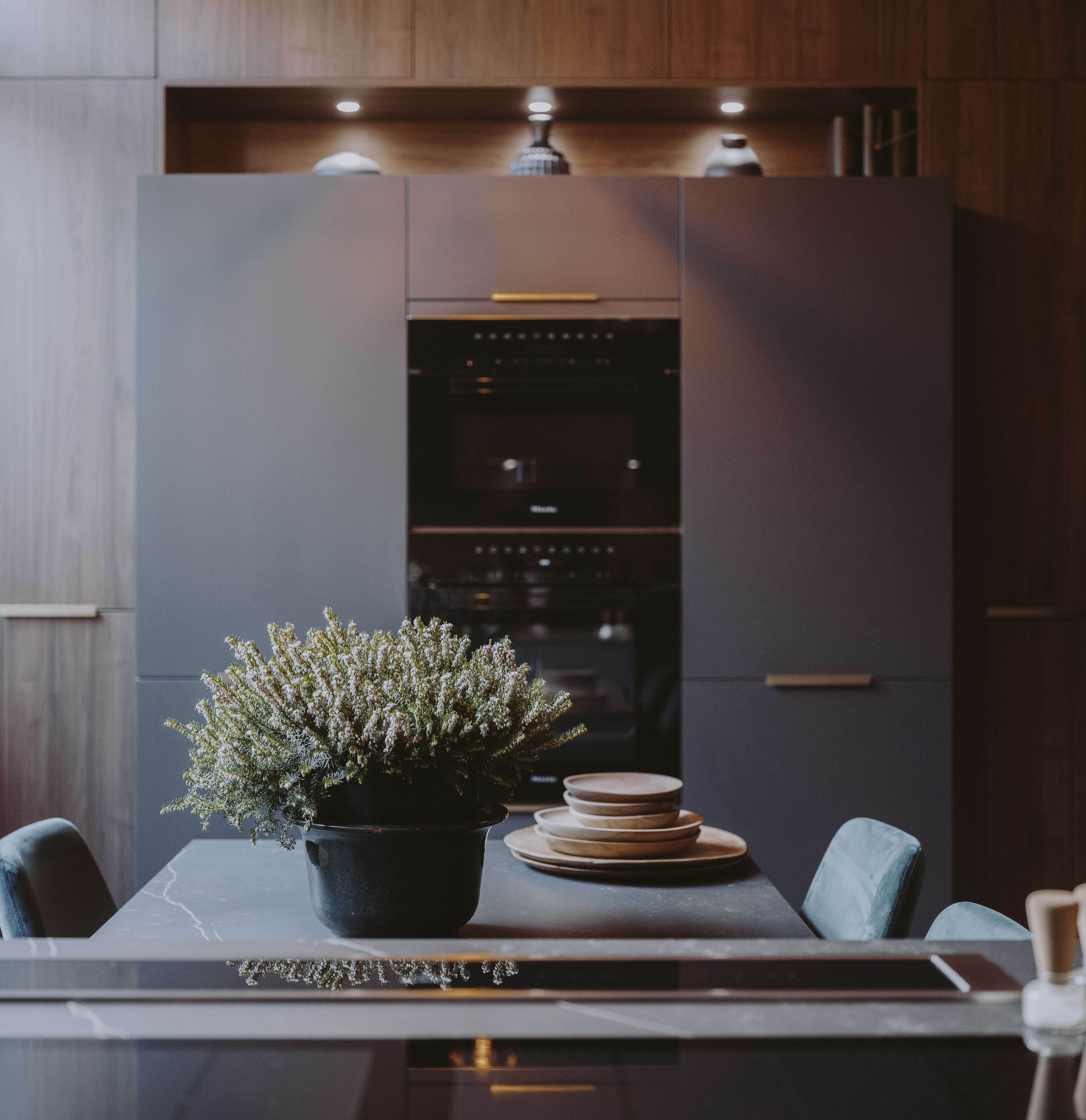 colonnes-four-cuisine-noir-noyer-laiton-perene