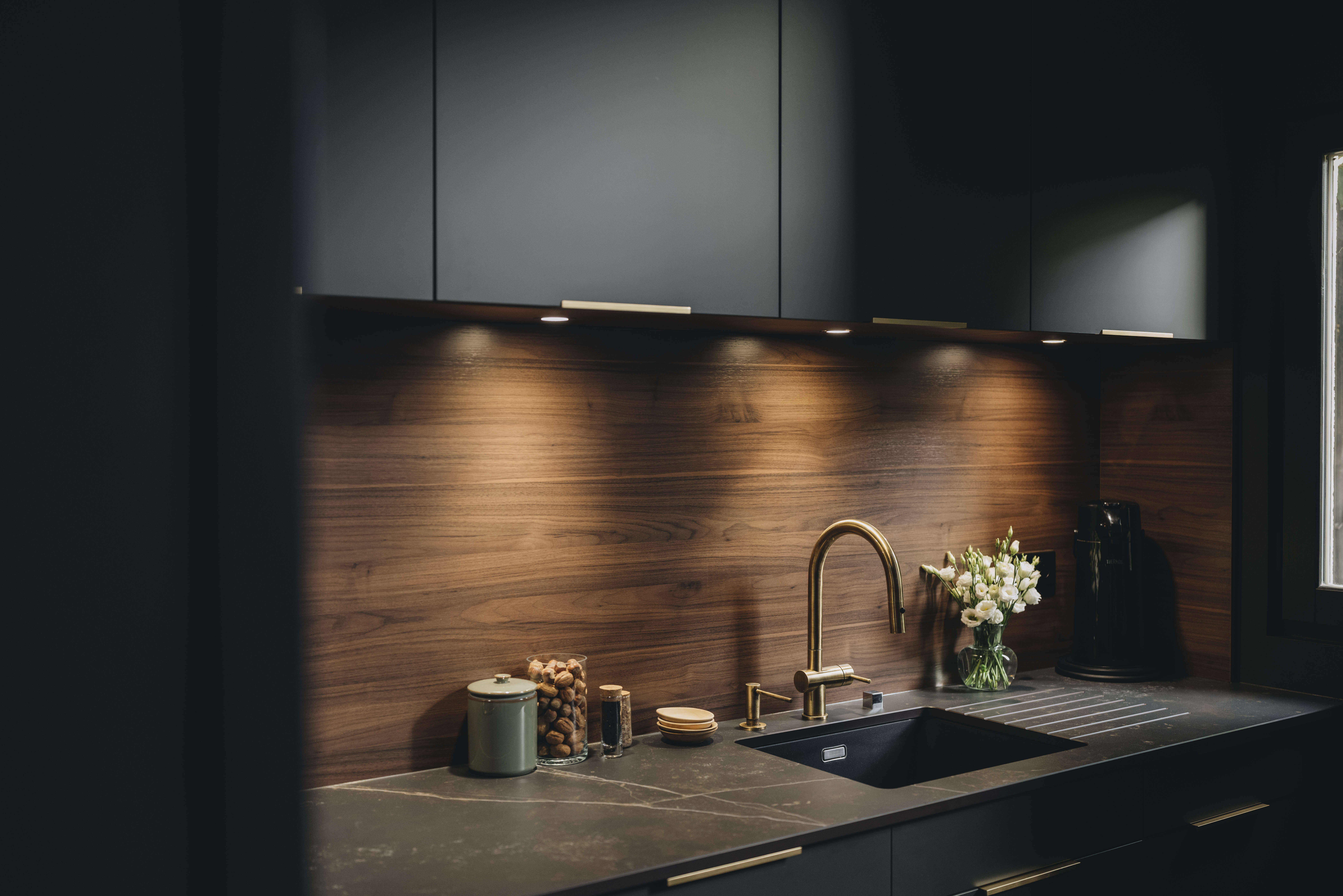 cuisine-design-noir-noyer-laiton-perene