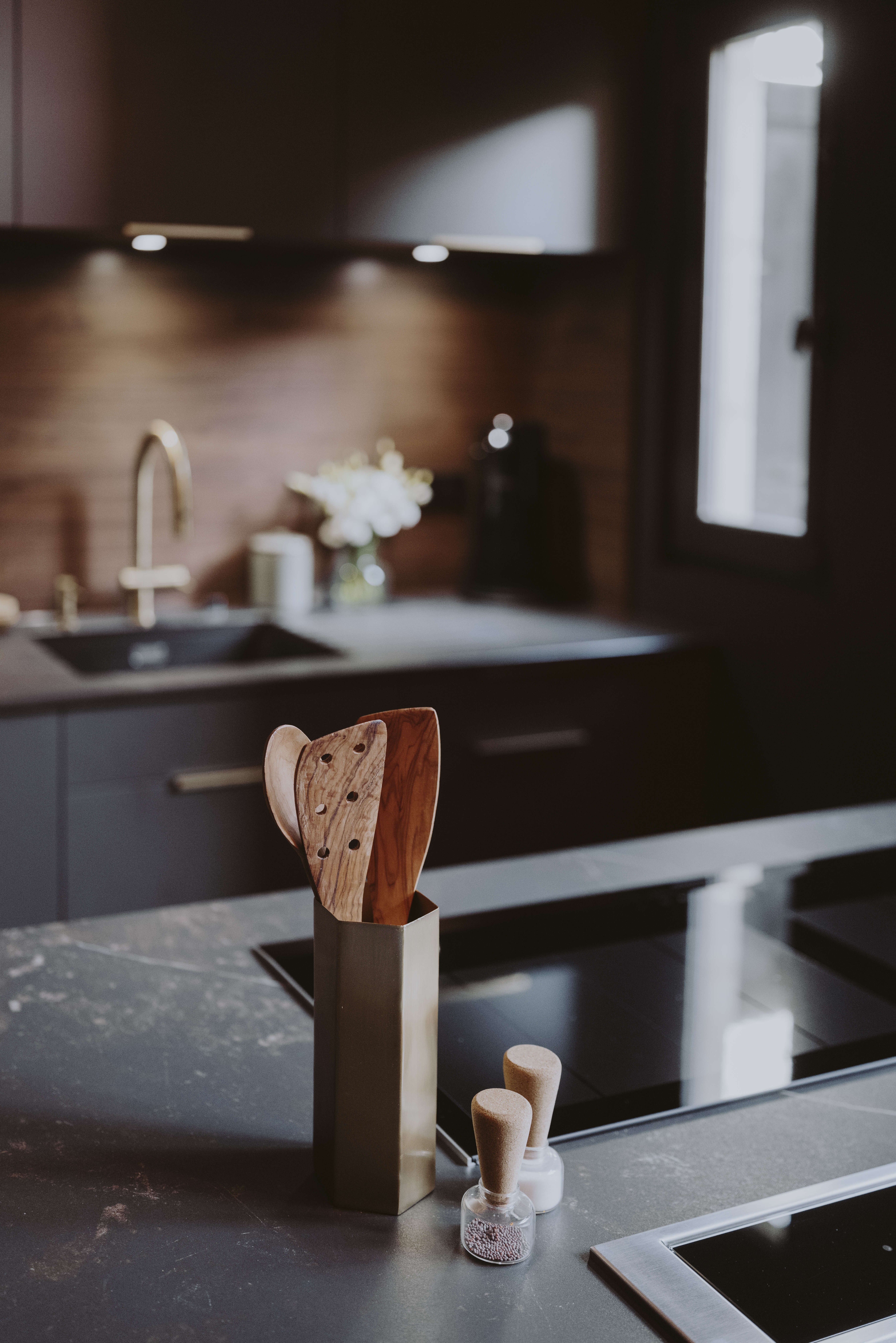 plan-de-travail-marbre-noir-cuisine-perene