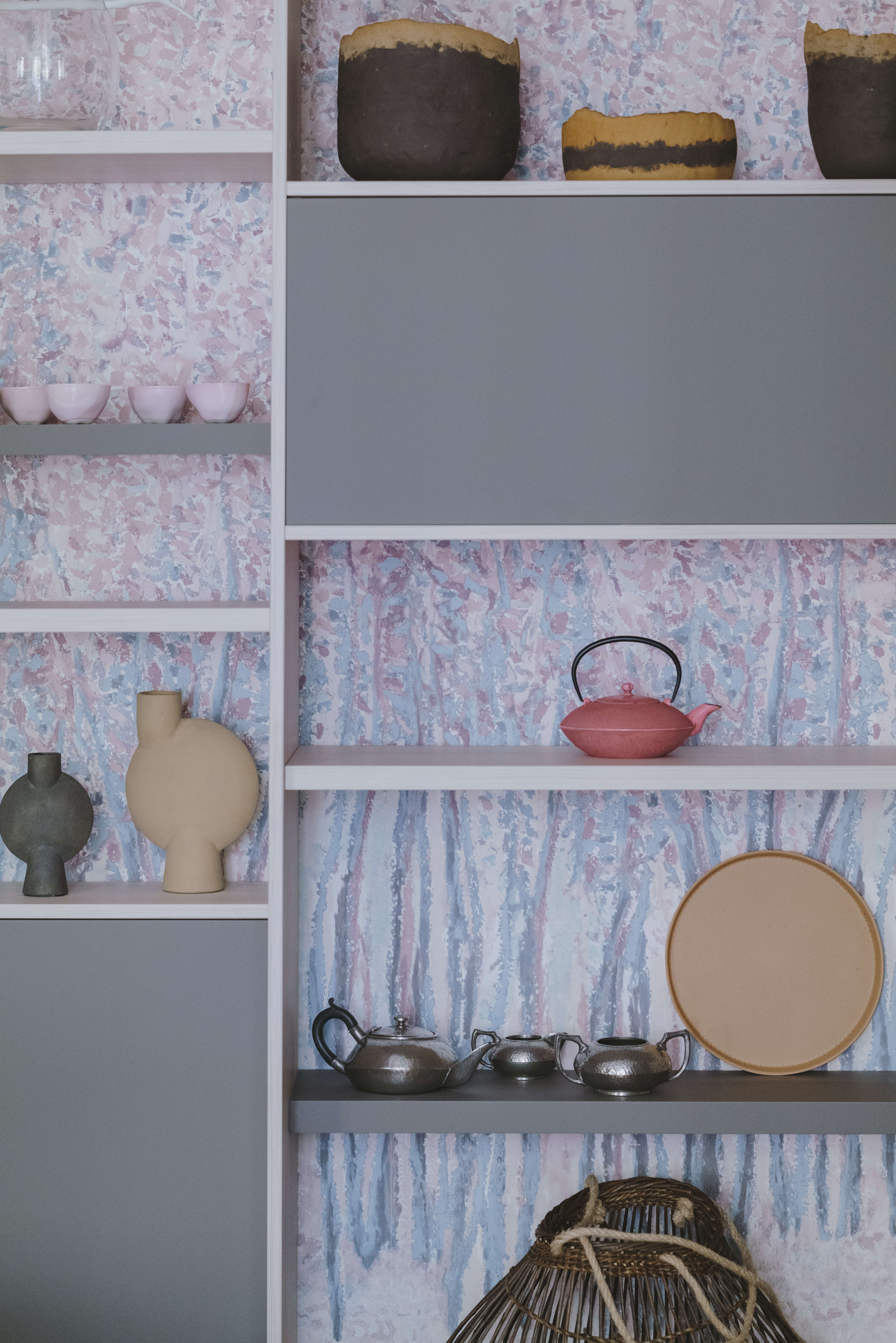 bibliotheque-en-bois-dans-cuisine-perene