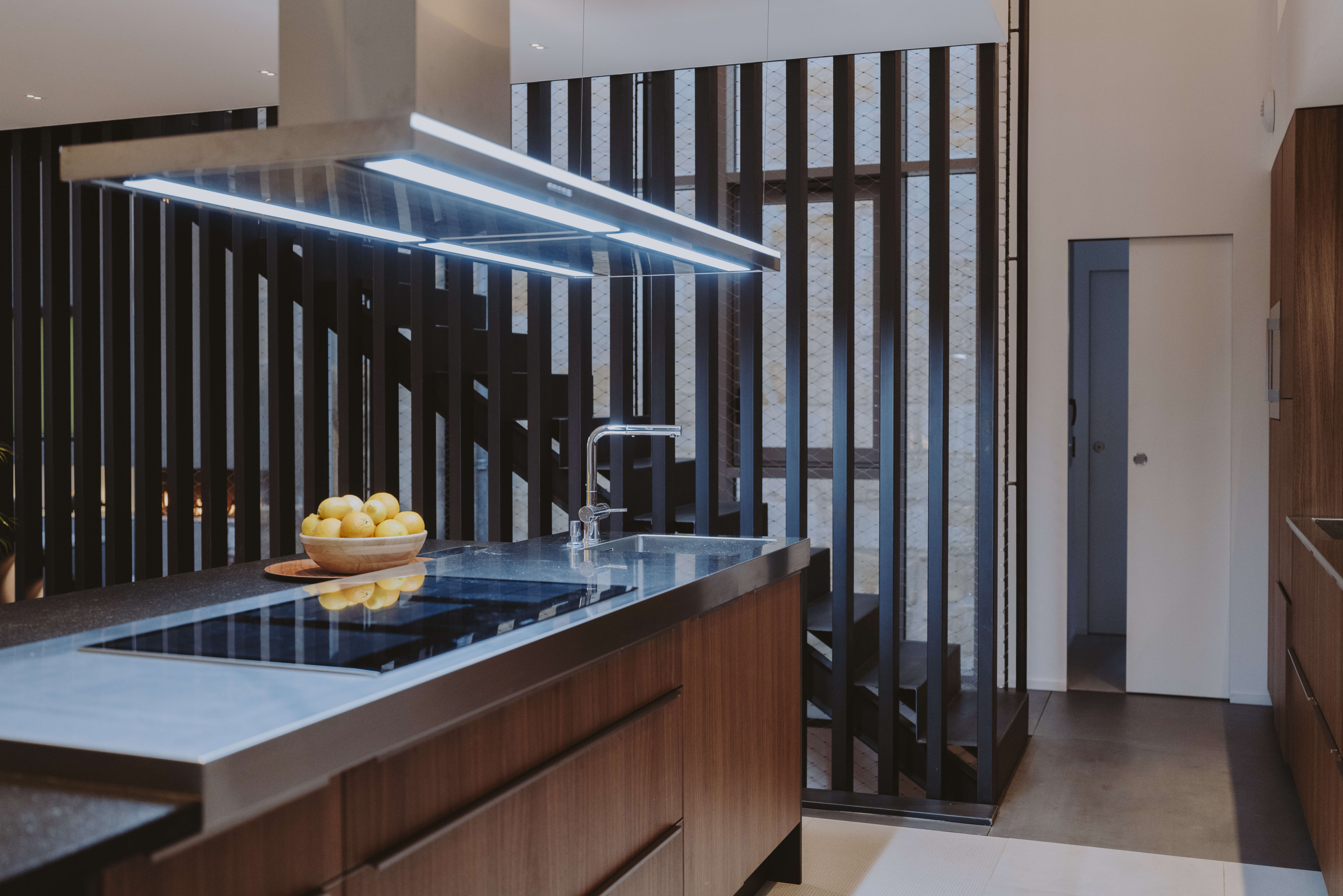 ilot-central-dans-loft-minimaliste-perene