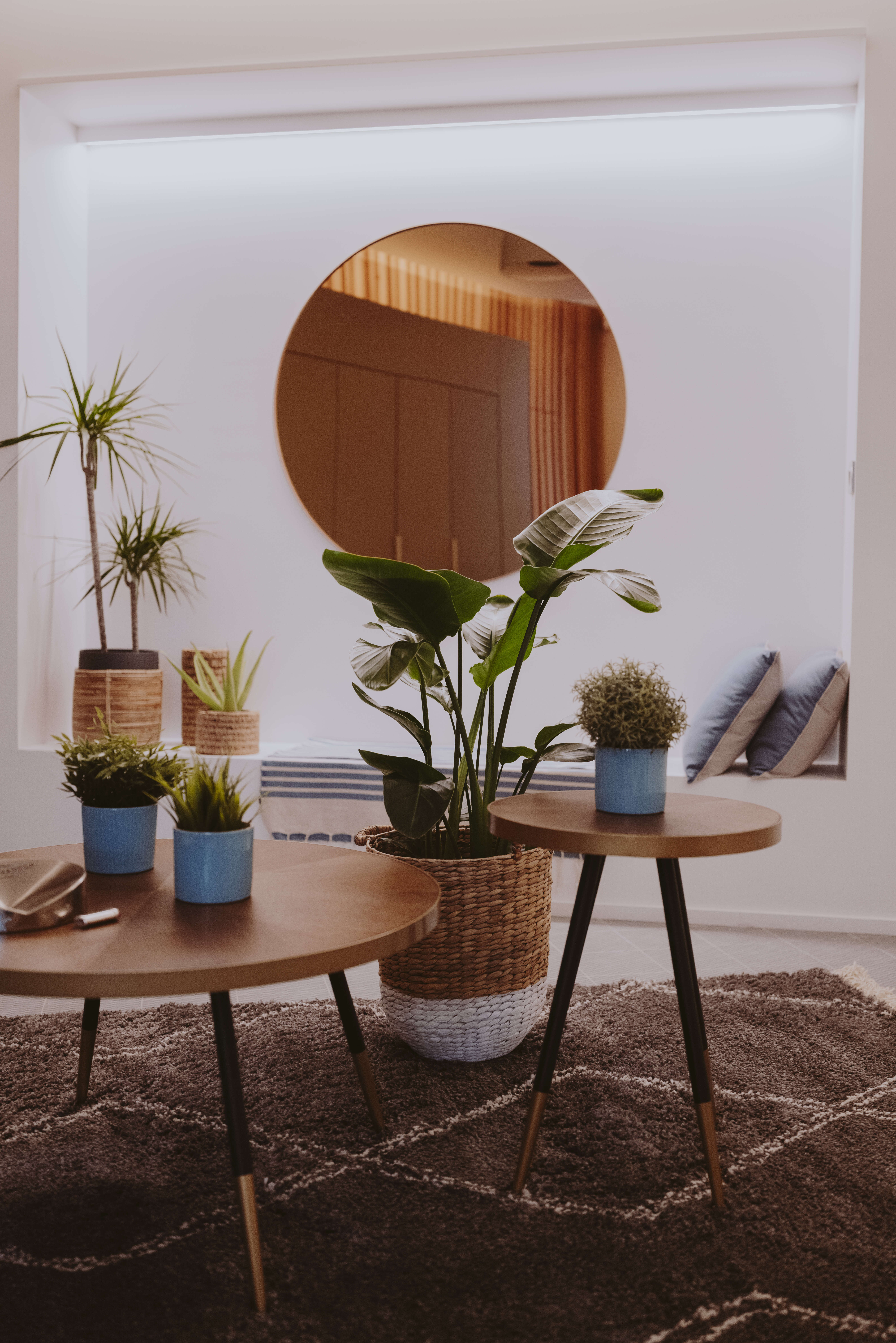 table-basse-dans-loft-minimaliste-perene