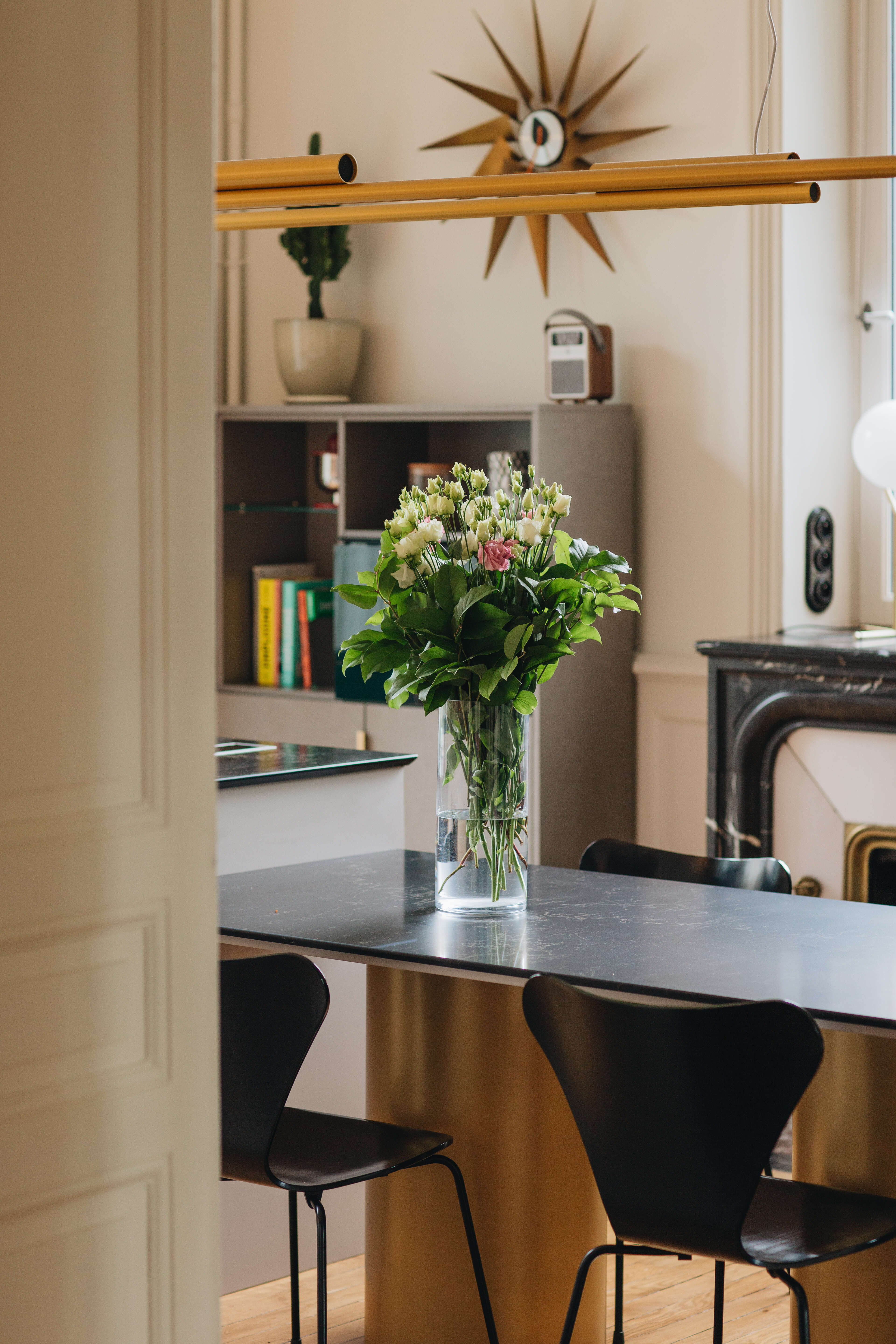 table-de-repas-chaises-vintages-noires-perene