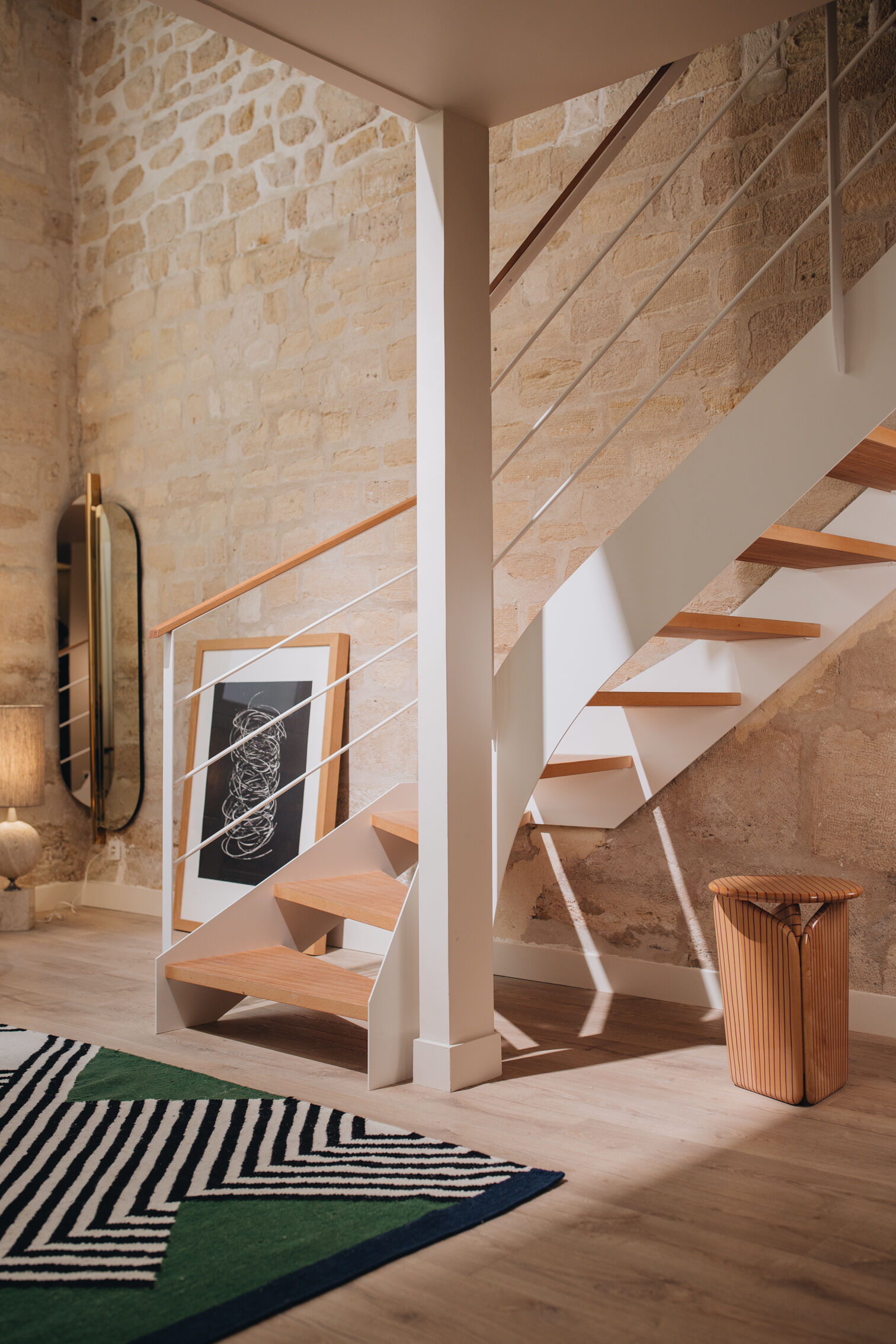 escalier-bois-salon-duplex-parisien-perene