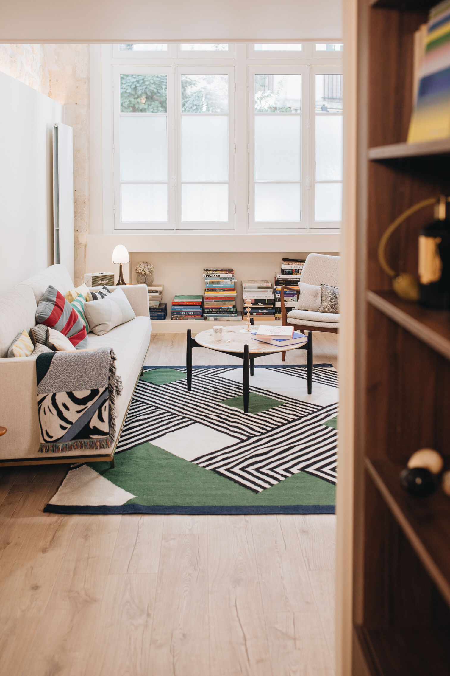 salon-lumineux-duplex-parisien-perene